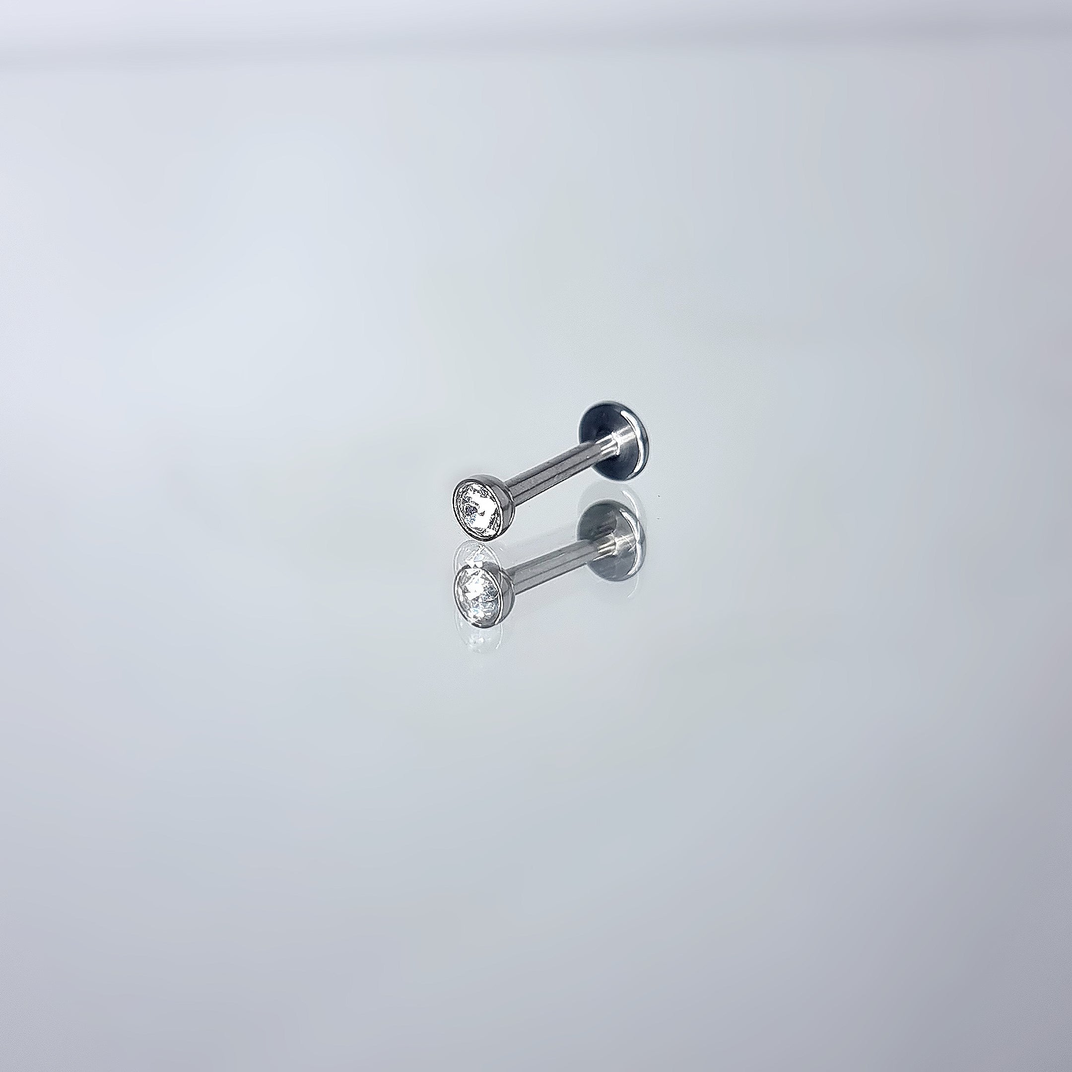 Apzeltīts pīrsings, neizraisa alerģiju, kvalitatīvi pīrsingi, neapsūbē, mitrumizturīgi. Drošs pirkums, ātra piegāde, plašs sortiments, vienkārša atgriešana. Deg…