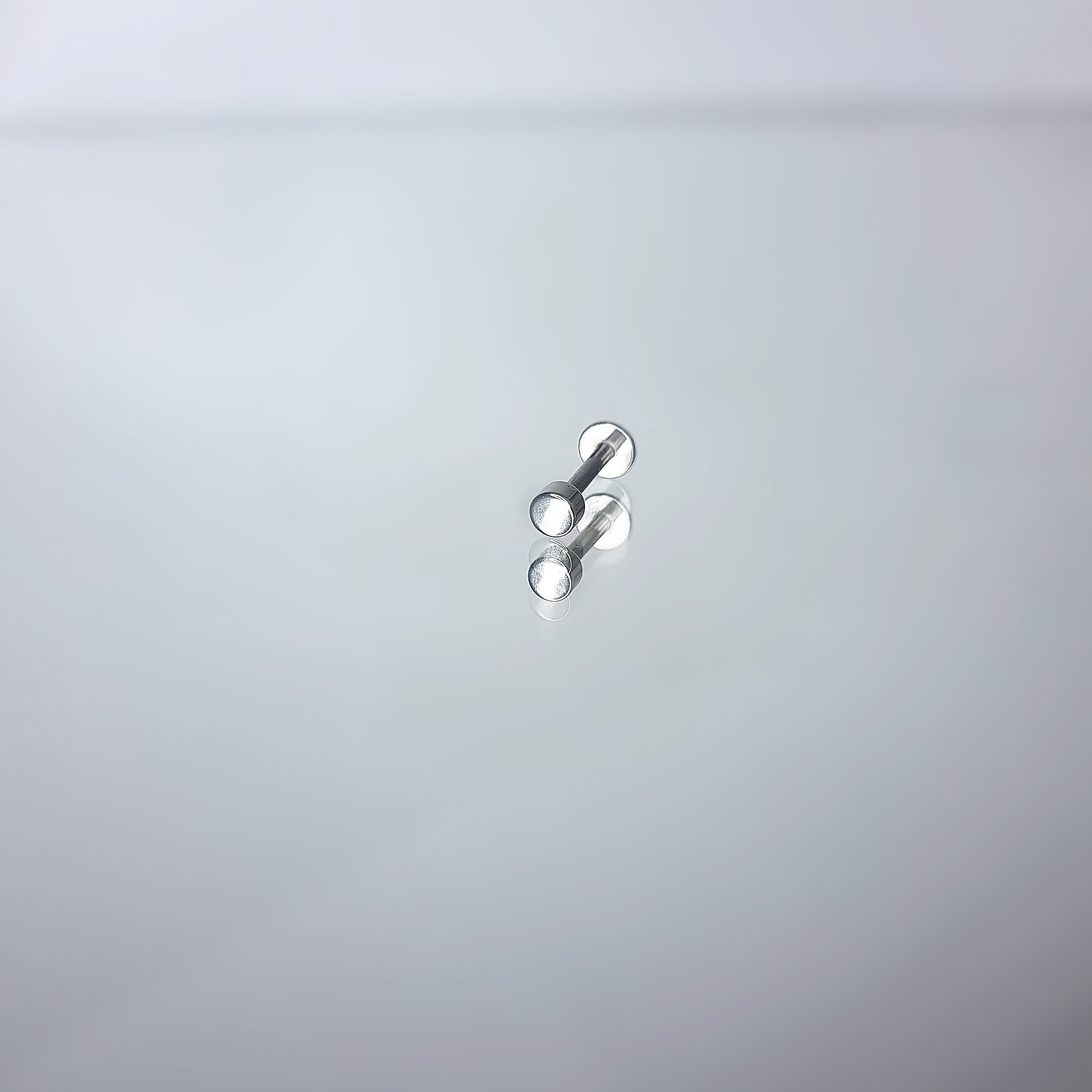 Apzeltīts pīrsings, neizraisa alerģiju, kvalitatīvi pīrsingi, neapsūbē, mitrumizturīgi. Drošs pirkums, ātra piegāde, plašs sortiments, vienkārša atgriešana. Deg…