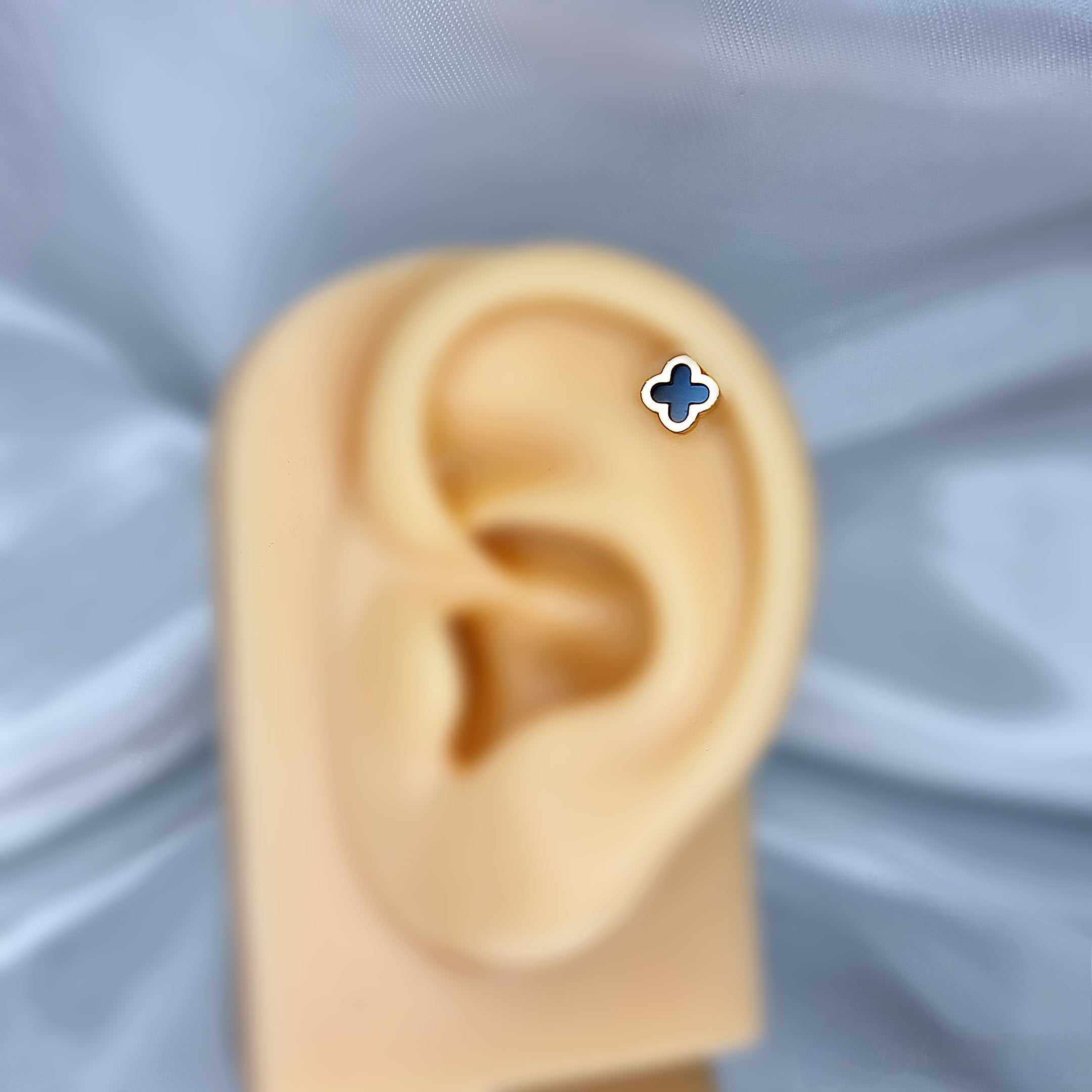 Apzeltīts pīrsings, neizraisa alerģiju, kvalitatīvi pīrsingi, neapsūbē, mitrumizturīgi. Drošs pirkums, ātra piegāde, plašs sortiments, vienkārša atgriešana. Deg…