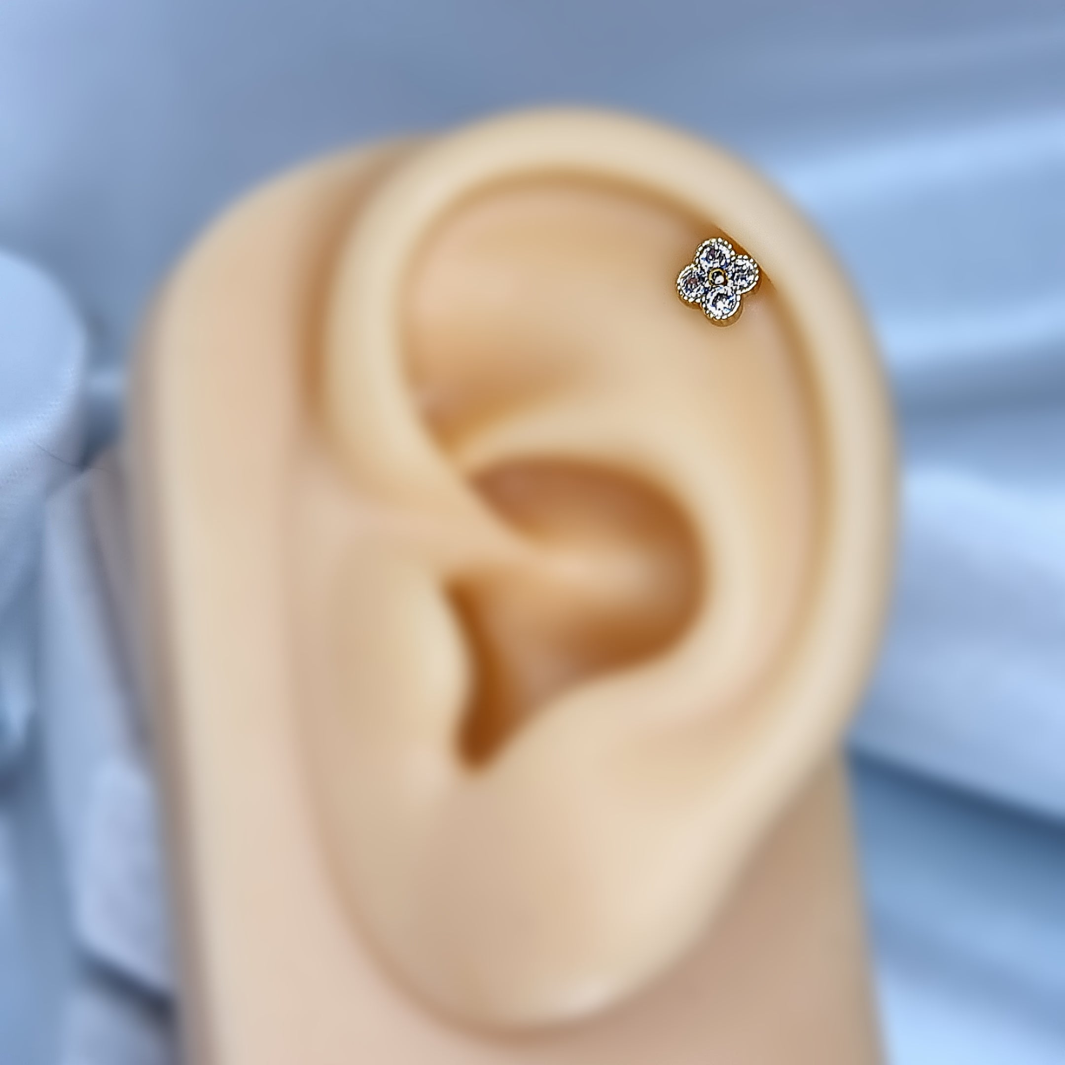 Apzeltīts pīrsings, neizraisa alerģiju, kvalitatīvi pīrsingi, neapsūbē, mitrumizturīgi. Drošs pirkums, ātra piegāde, plašs sortiments, vienkārša atgriešana. Deg…