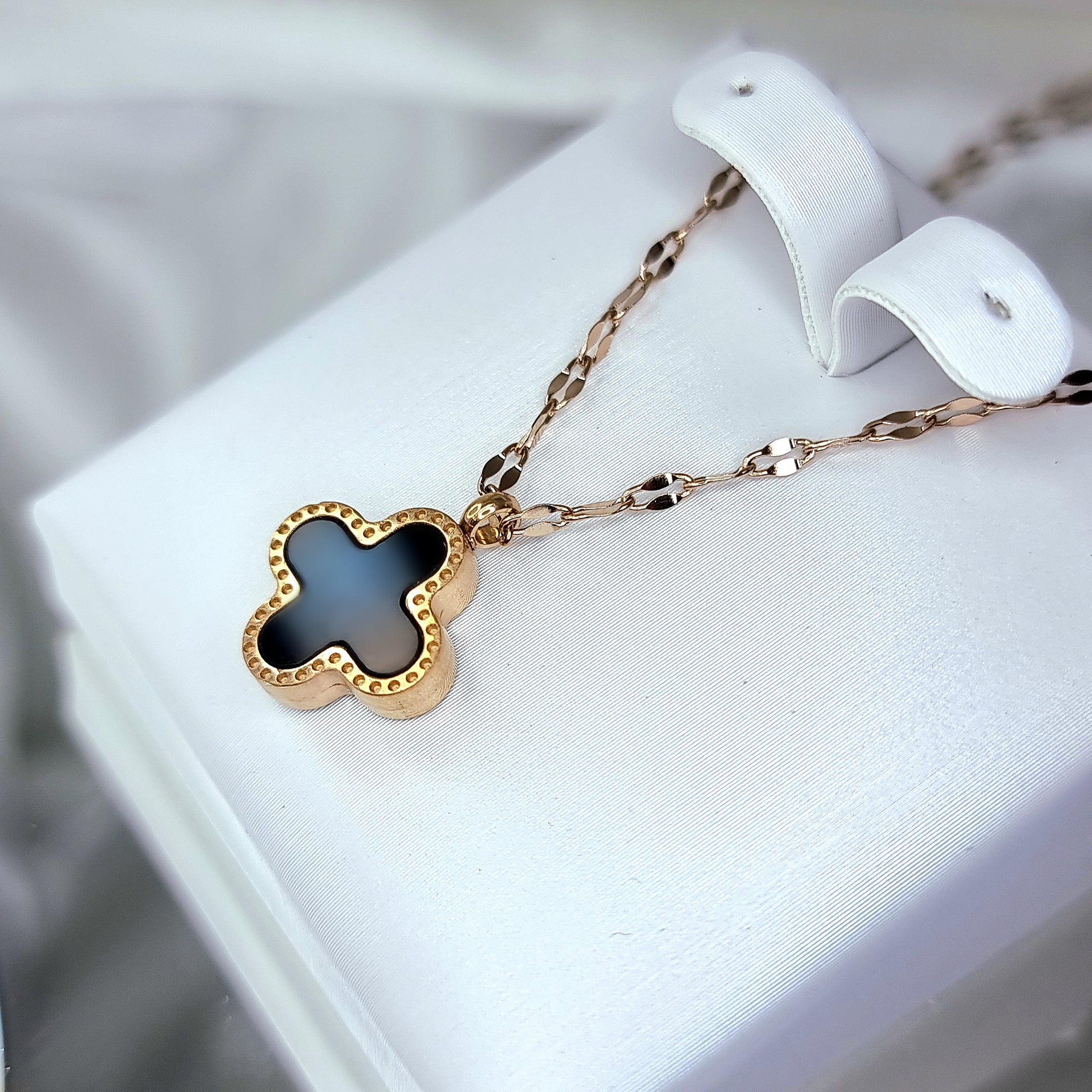 Kaklarota "Black shiny clover rose"