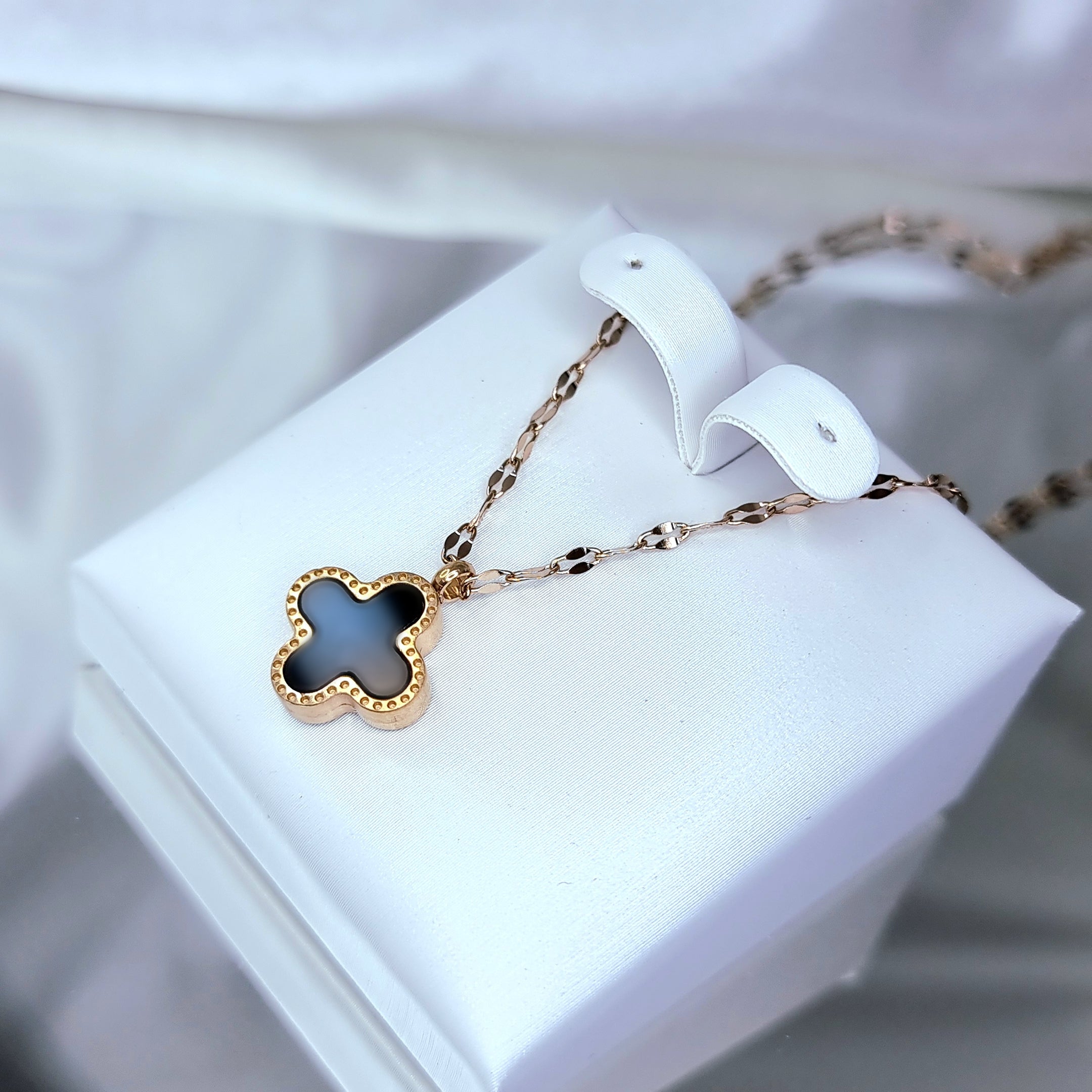 Kaklarota "Black shiny clover rose"