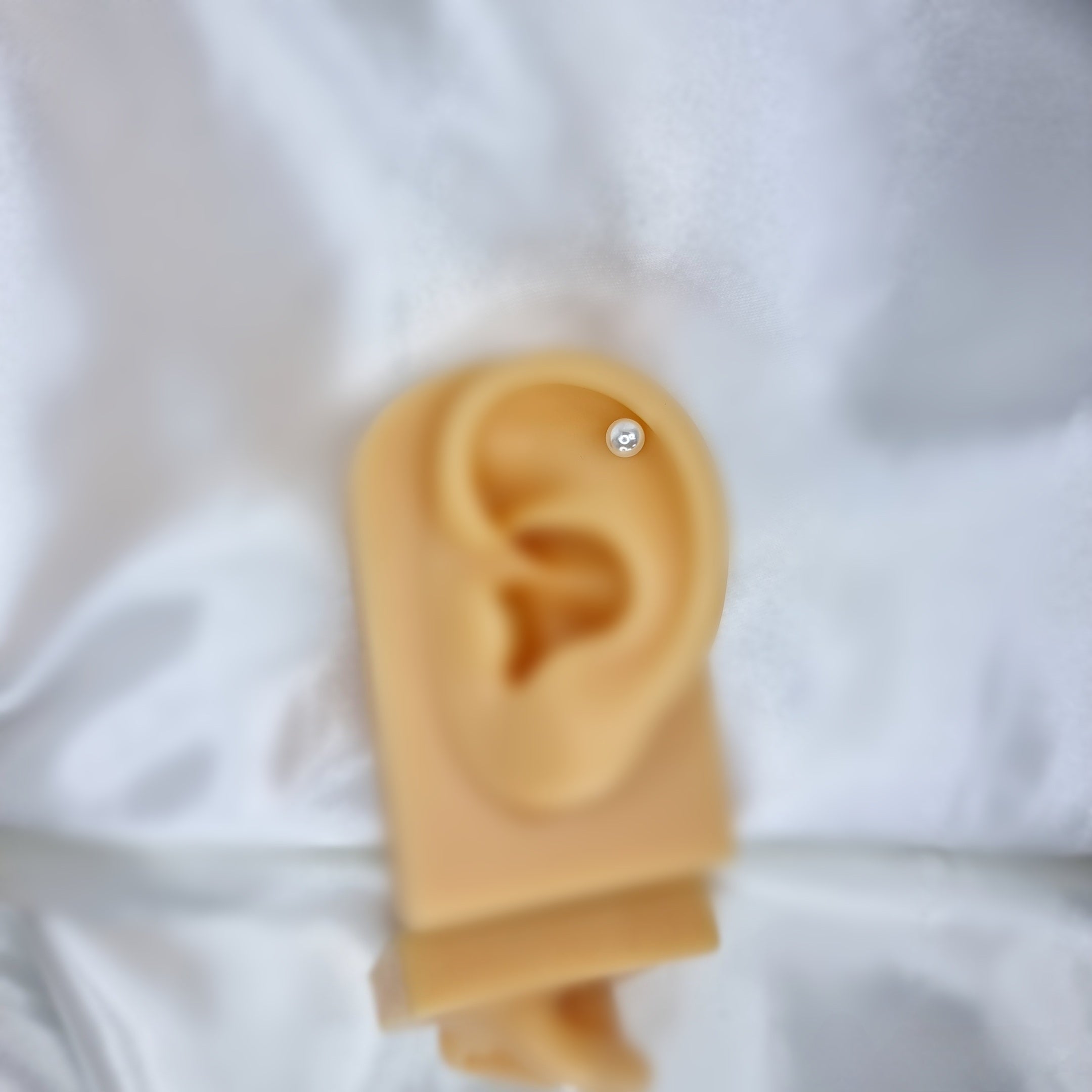 Apzeltīts pīrsings, neizraisa alerģiju, kvalitatīvi pīrsingi, neapsūbē, mitrumizturīgi. Drošs pirkums, ātra piegāde, plašs sortiments, vienkārša atgriešana. Deg…