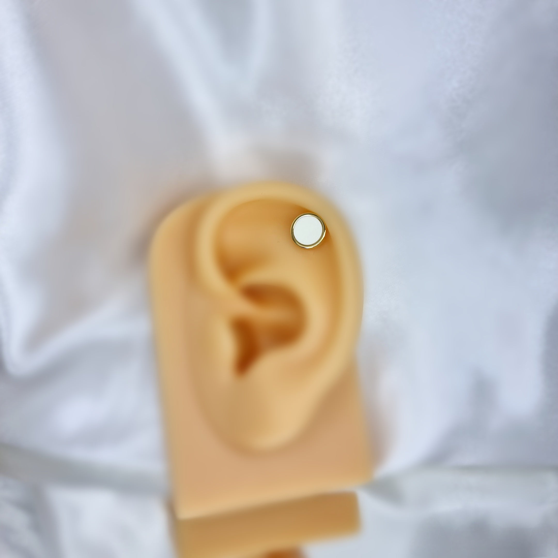 Apzeltīts pīrsings, neizraisa alerģiju, kvalitatīvi pīrsingi, neapsūbē, mitrumizturīgi. Drošs pirkums, ātra piegāde, plašs sortiments, vienkārša atgriešana. Deg…