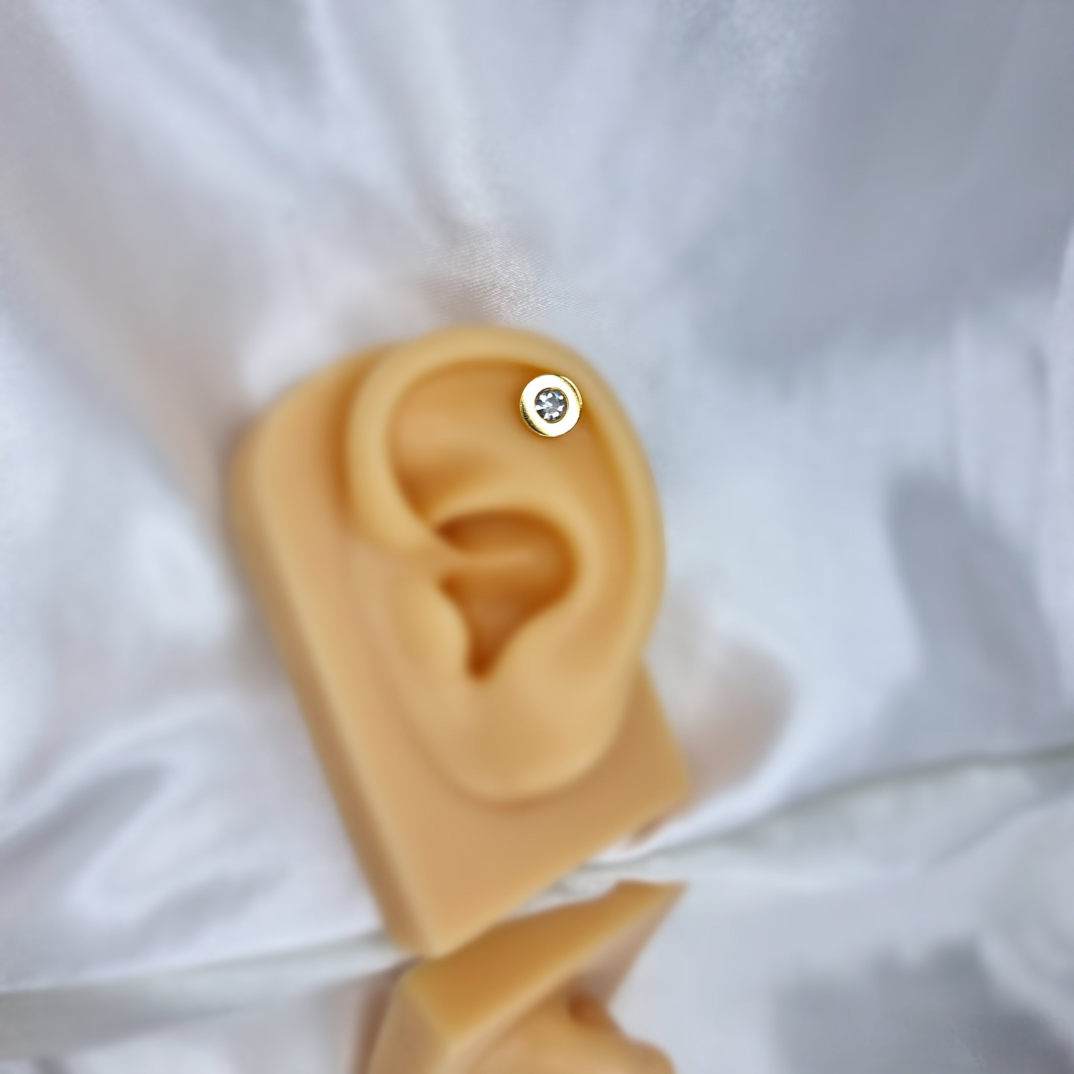 Apzeltīts pīrsings, neizraisa alerģiju, kvalitatīvi pīrsingi, neapsūbē, mitrumizturīgi. Drošs pirkums, ātra piegāde, plašs sortiments, vienkārša atgriešana. Deg…