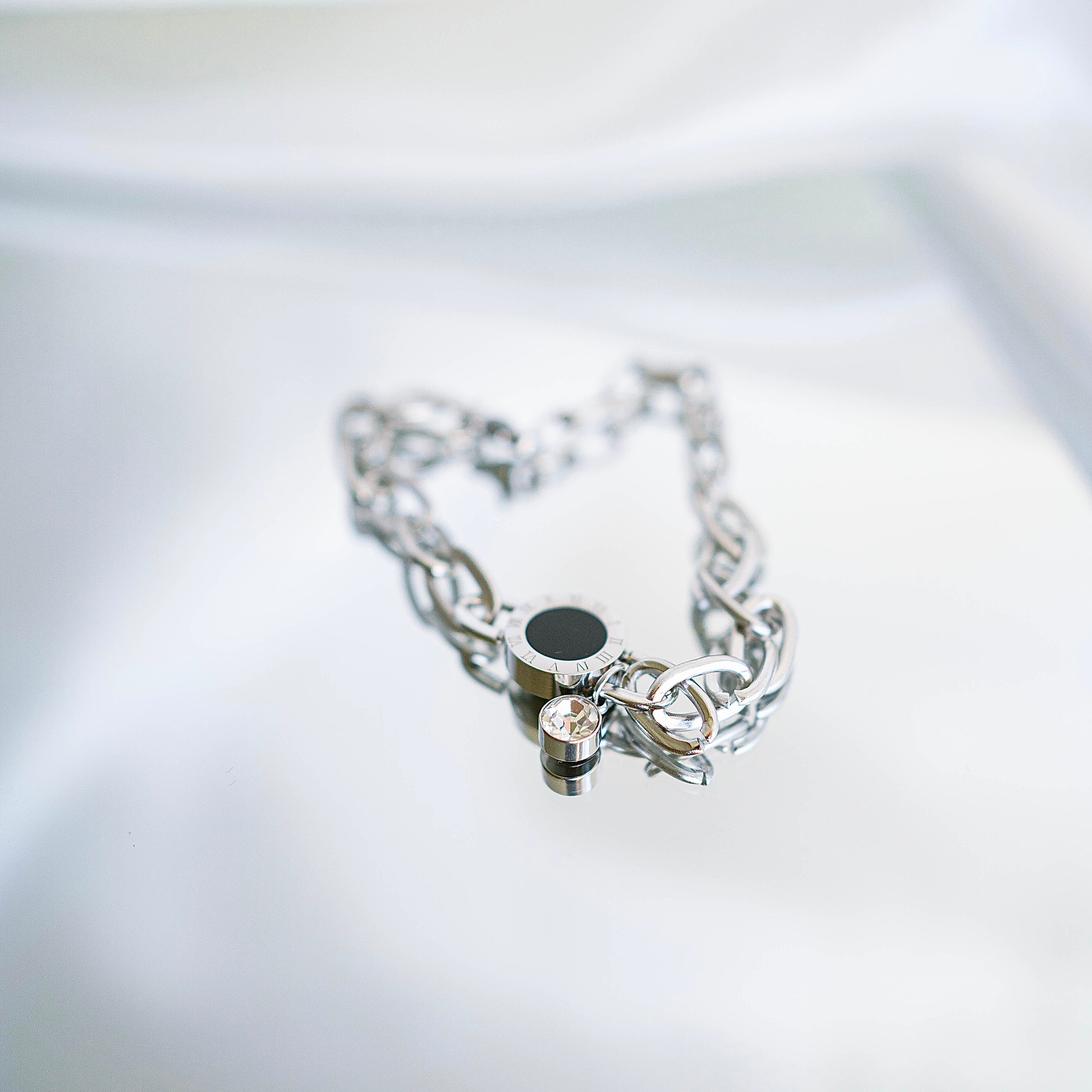 Apzeltīta rokassprādze, neizraisa alerģiju, kvalitatīva, neapsūbē. Drošs pirkums, ātra piegāde, plašs sortiments, vienkāršota atgriešana. Klasiska ķēdīte, rokas…