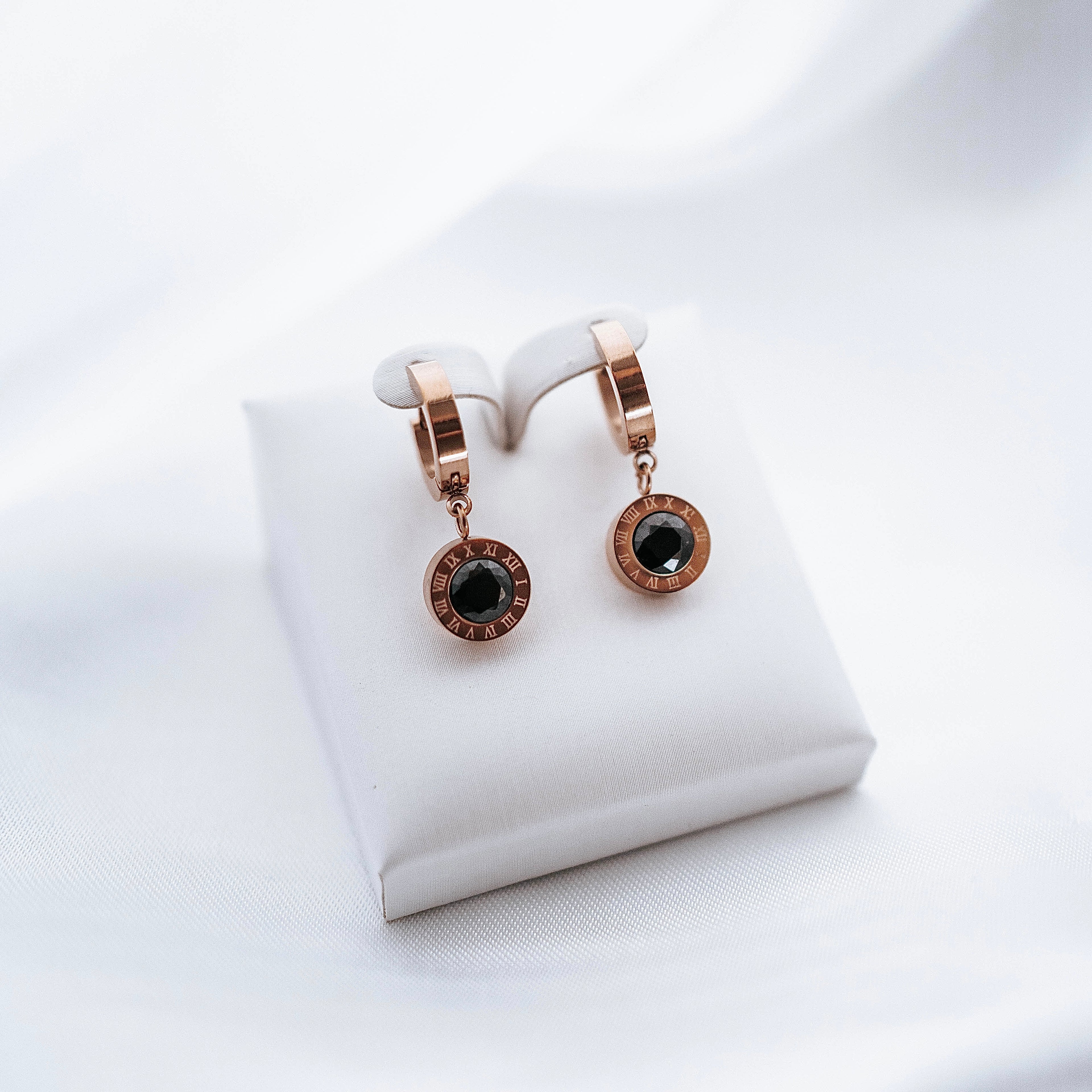 Apzeltīts rotu komplekts, neizraisa alerģiju, kvalitatīvs zelts, neapsūbē, mitrumizturīgs. Drošs pirkums, ātra piegāde, plašs sortiments, vienkāršota atgriešana…