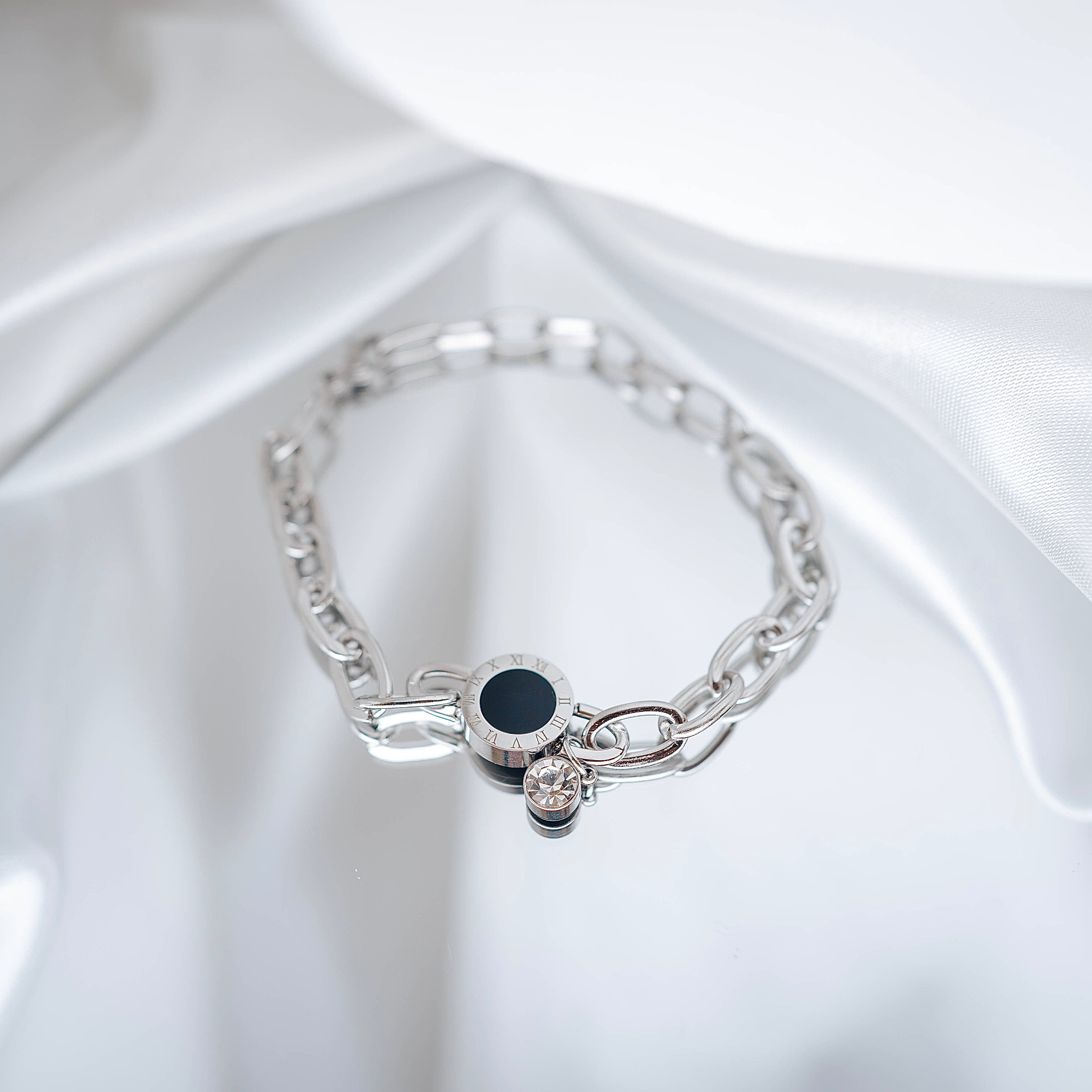 Apzeltīta rokassprādze, neizraisa alerģiju, kvalitatīva, neapsūbē. Drošs pirkums, ātra piegāde, plašs sortiments, vienkāršota atgriešana. Klasiska ķēdīte, rokas…