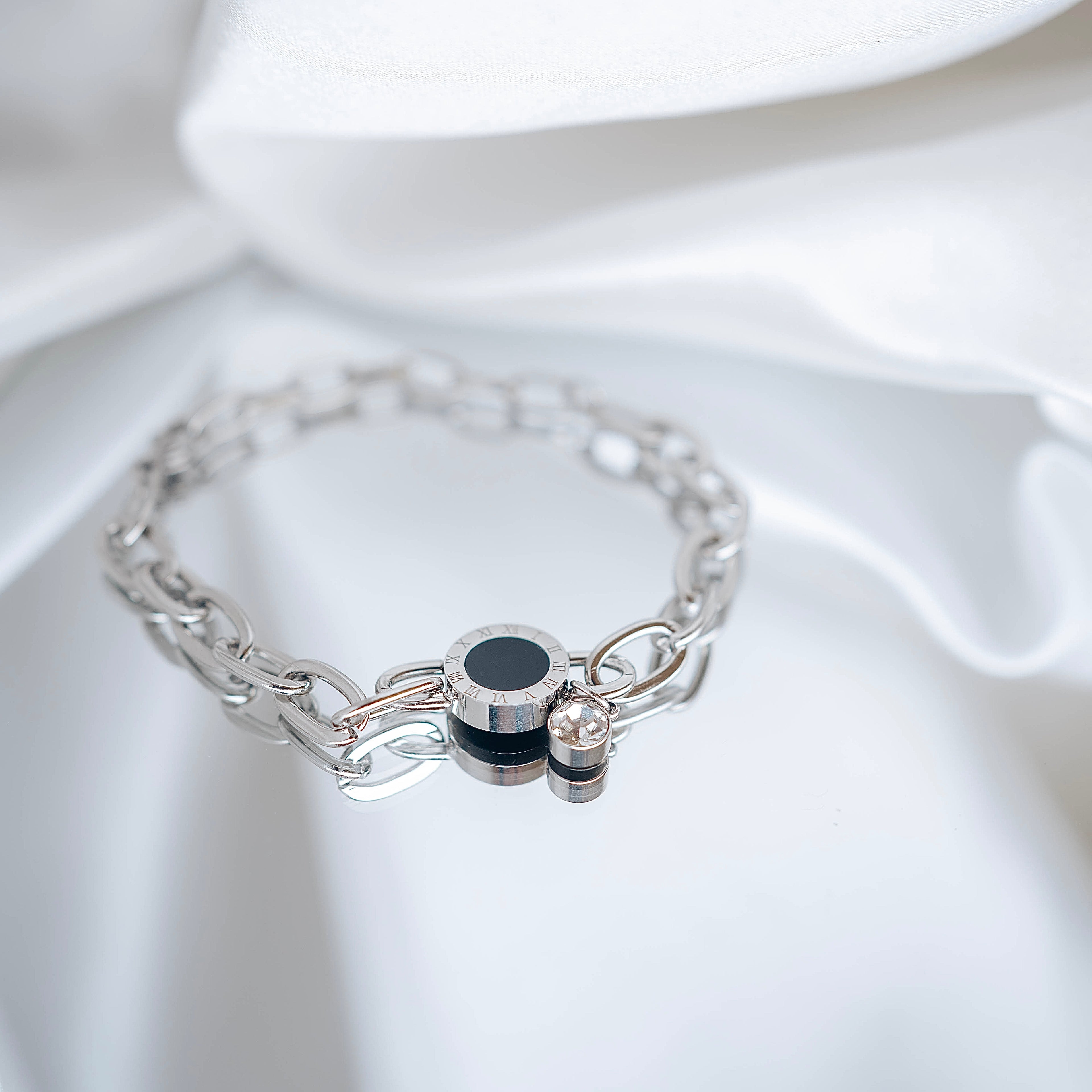 Apzeltīta rokassprādze, neizraisa alerģiju, kvalitatīva, neapsūbē. Drošs pirkums, ātra piegāde, plašs sortiments, vienkāršota atgriešana. Klasiska ķēdīte, rokas…