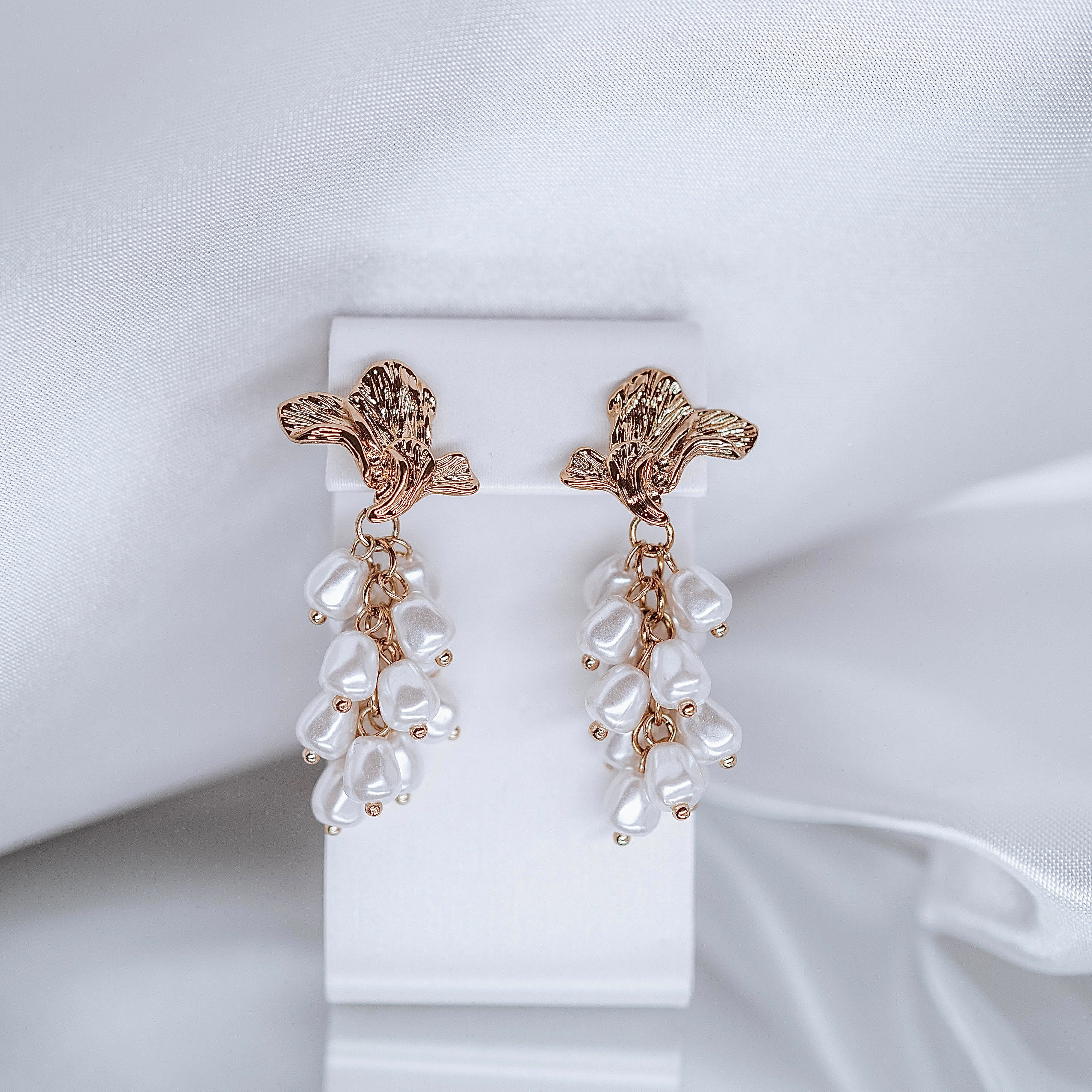 Apzeltīti auskari, neizraisa alerģiju, kvalitatīvi, neapsūbē, mitrumizturīgi. Drošs pirkums, ātra piegāde, plašs sortiments, vienkāršota atgriešana. Klasiski au…