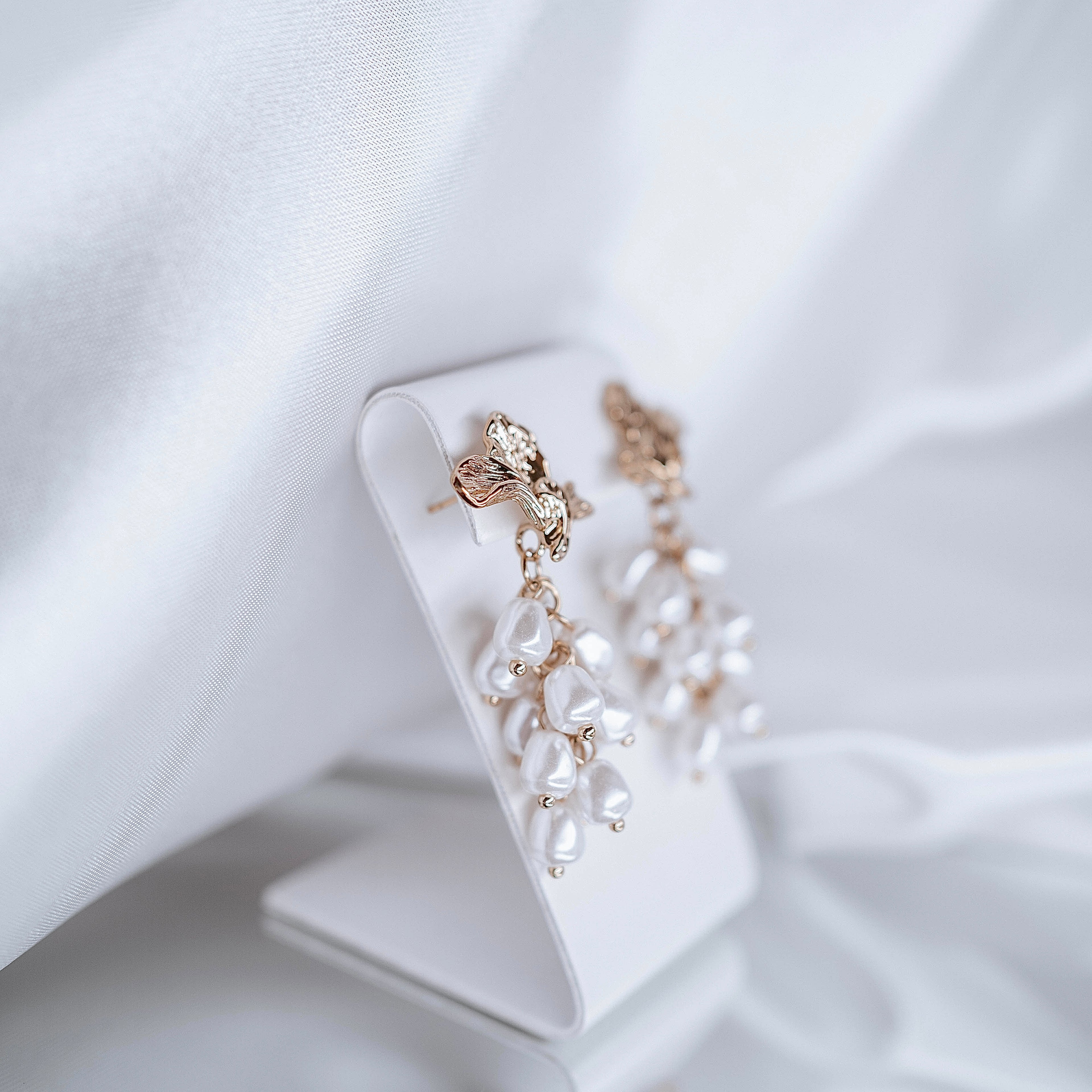 Apzeltīti auskari, neizraisa alerģiju, kvalitatīvi, neapsūbē, mitrumizturīgi. Drošs pirkums, ātra piegāde, plašs sortiments, vienkāršota atgriešana. Klasiski au…