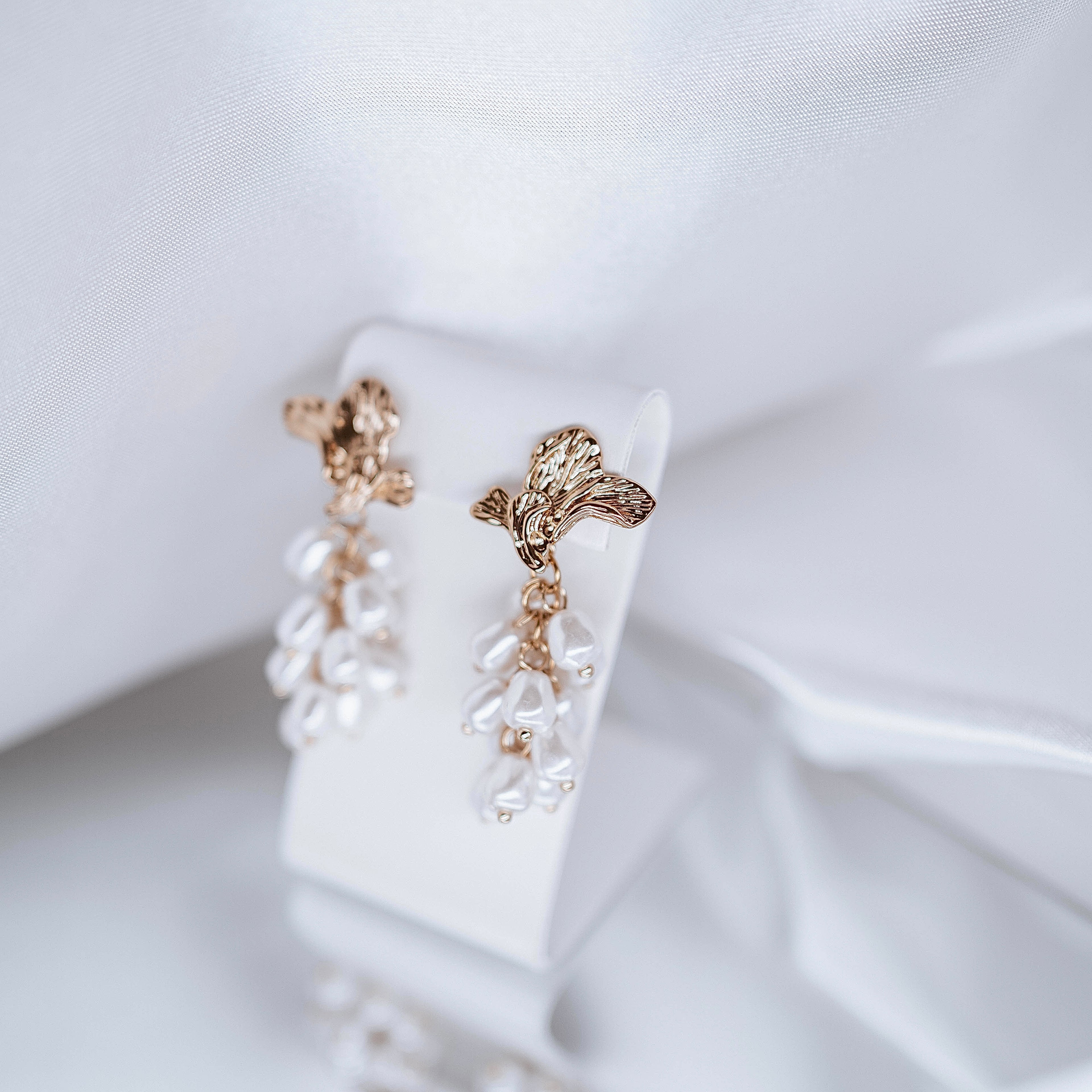 Apzeltīti auskari, neizraisa alerģiju, kvalitatīvi, neapsūbē, mitrumizturīgi. Drošs pirkums, ātra piegāde, plašs sortiments, vienkāršota atgriešana. Klasiski au…