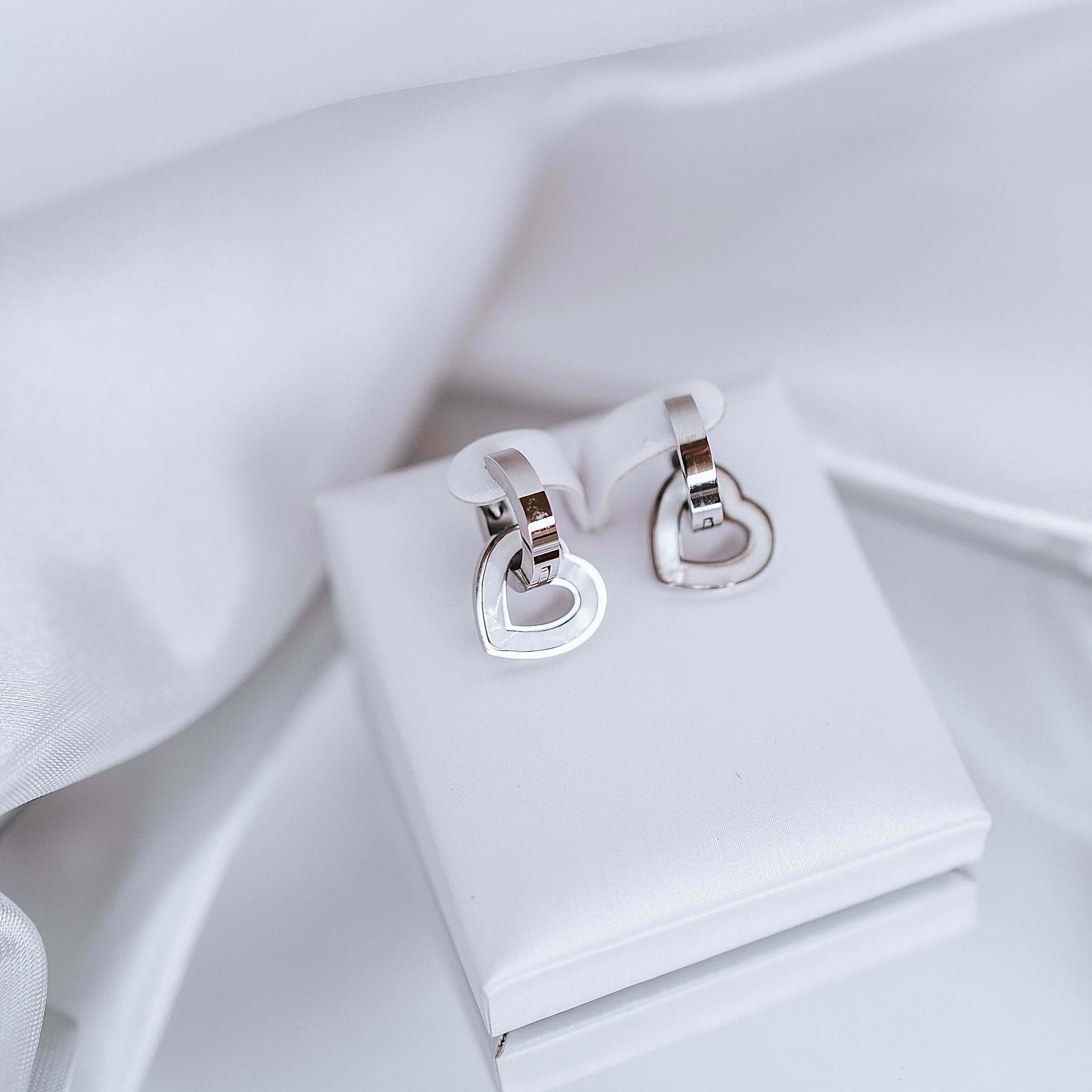 Apzeltīti auskari, neizraisa alerģiju, kvalitatīvi, neapsūbē, mitrumizturīgi. Drošs pirkums, ātra piegāde, plašs sortiments, vienkāršota atgriešana. Klasiski au…