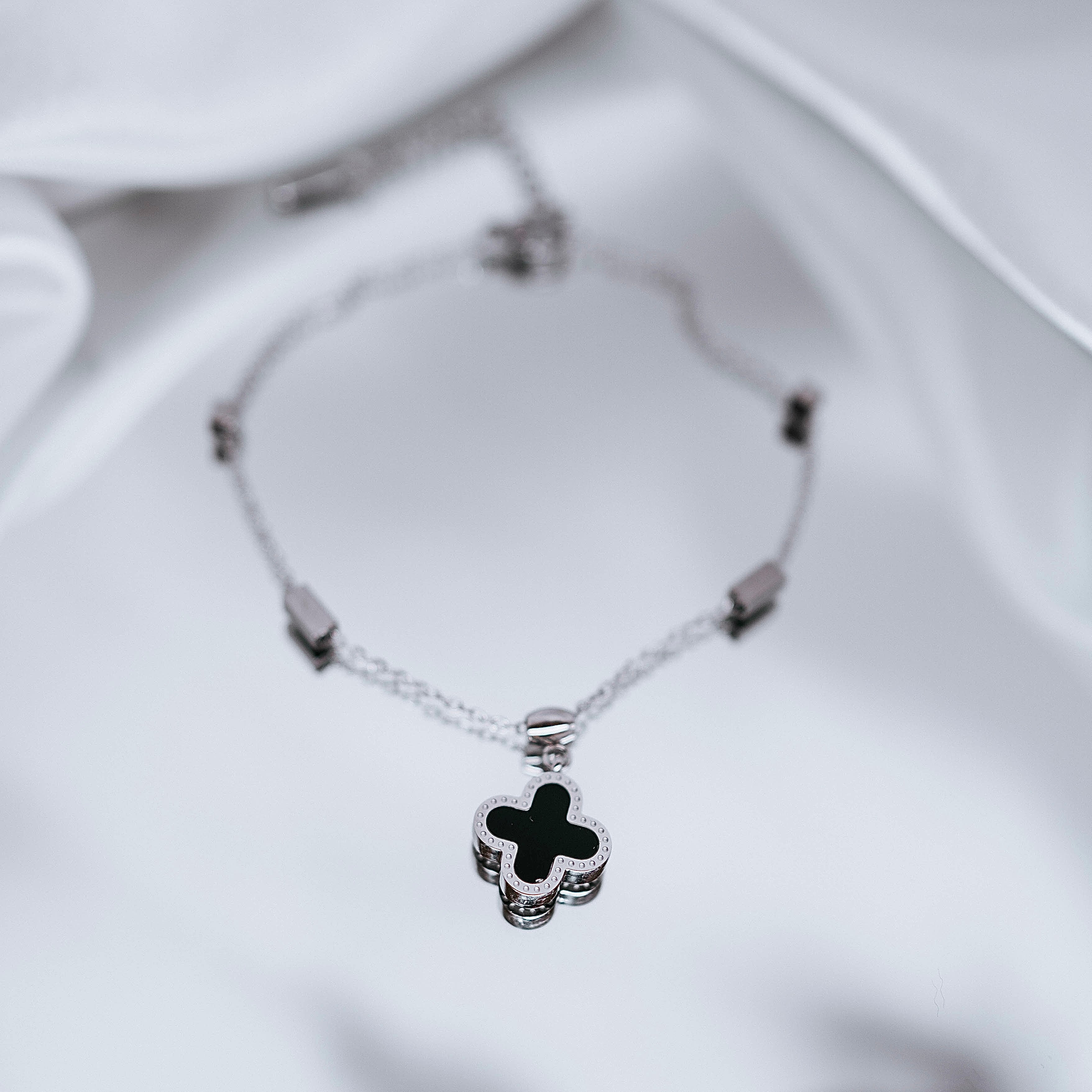 Apzeltīta rokassprādze, neizraisa alerģiju, kvalitatīva, neapsūbē. Drošs pirkums, ātra piegāde, plašs sortiments, vienkāršota atgriešana. Klasiska ķēdīte, rokas…