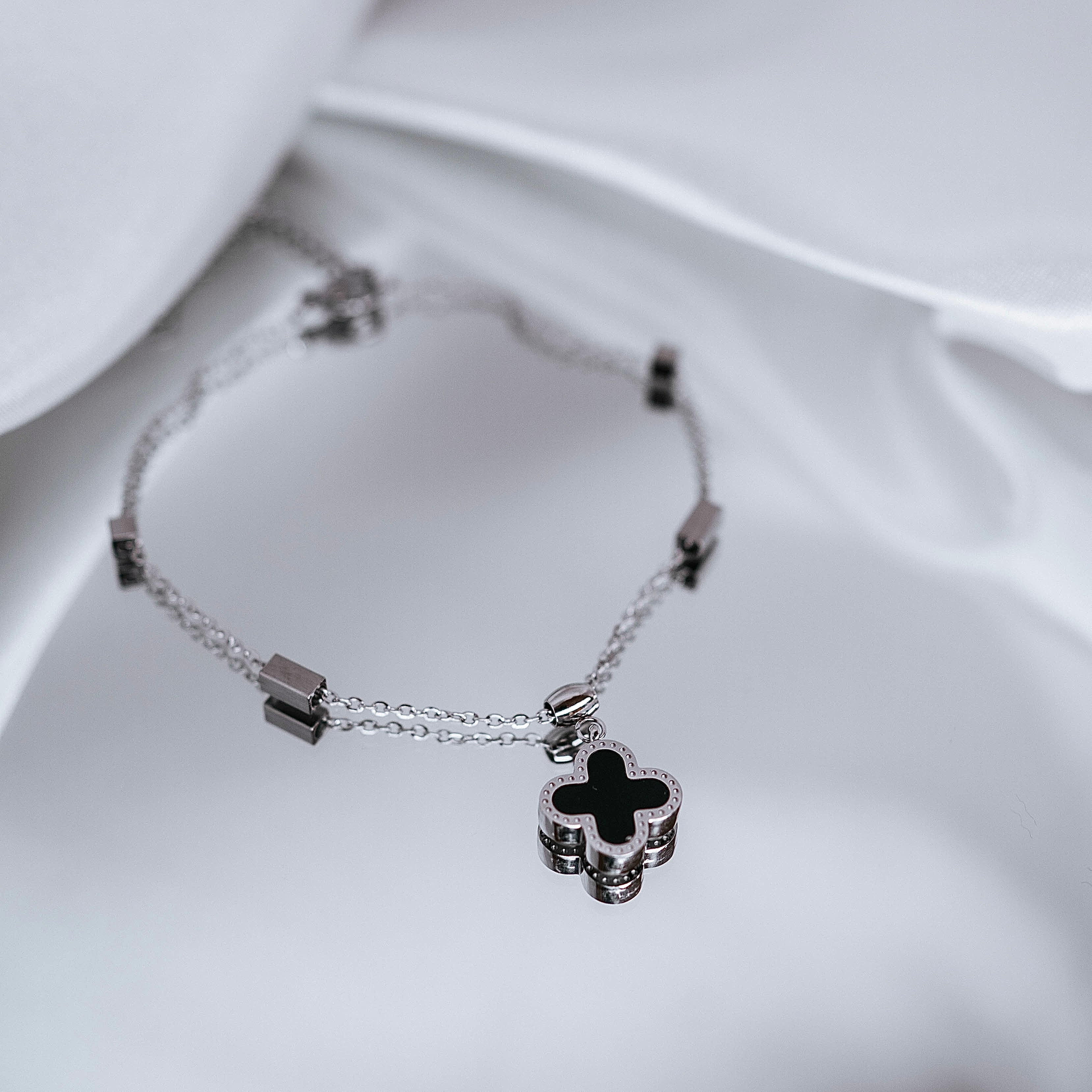 Apzeltīta rokassprādze, neizraisa alerģiju, kvalitatīva, neapsūbē. Drošs pirkums, ātra piegāde, plašs sortiments, vienkāršota atgriešana. Klasiska ķēdīte, rokas…