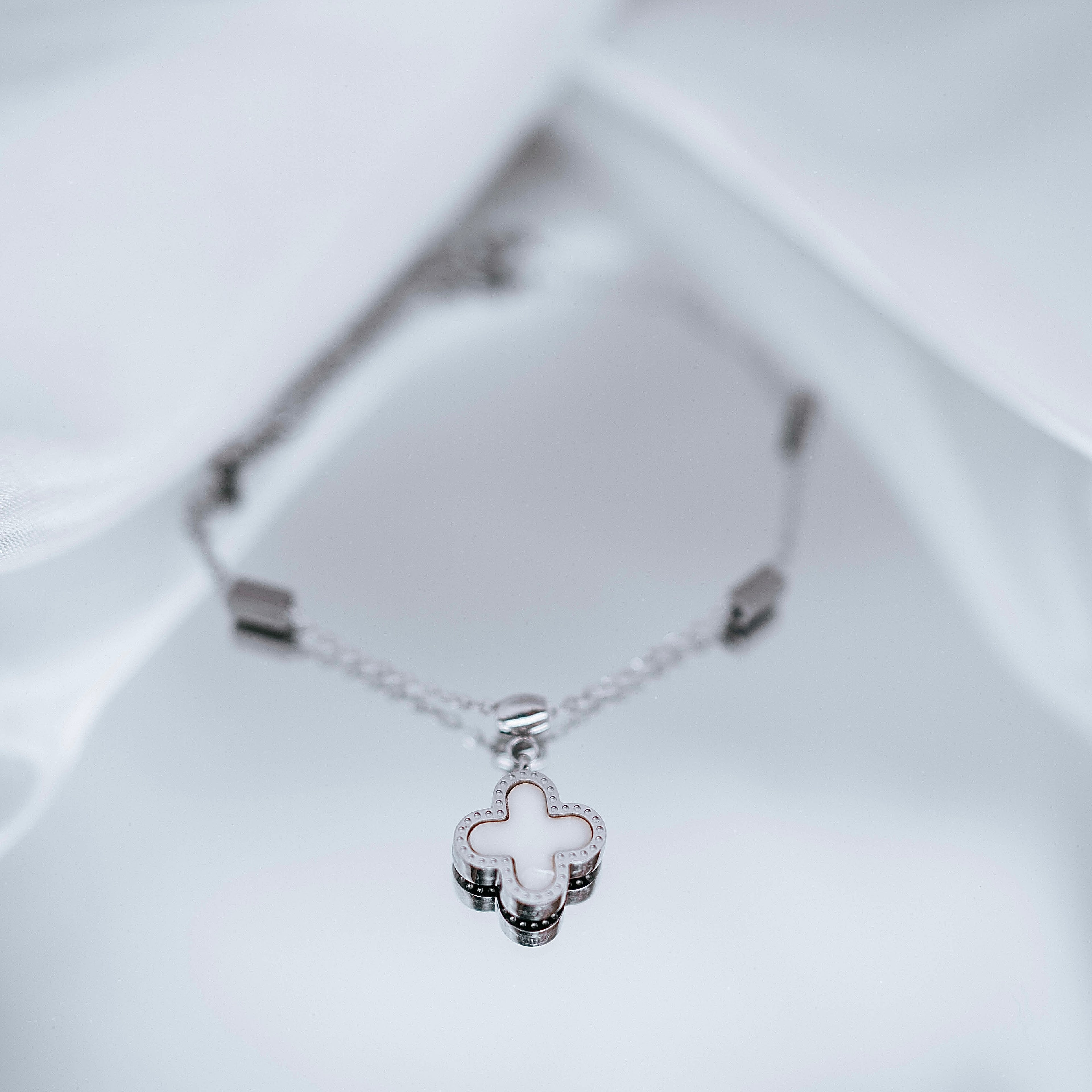 Apzeltīta rokassprādze, neizraisa alerģiju, kvalitatīva, neapsūbē. Drošs pirkums, ātra piegāde, plašs sortiments, vienkāršota atgriešana. Klasiska ķēdīte, rokas…