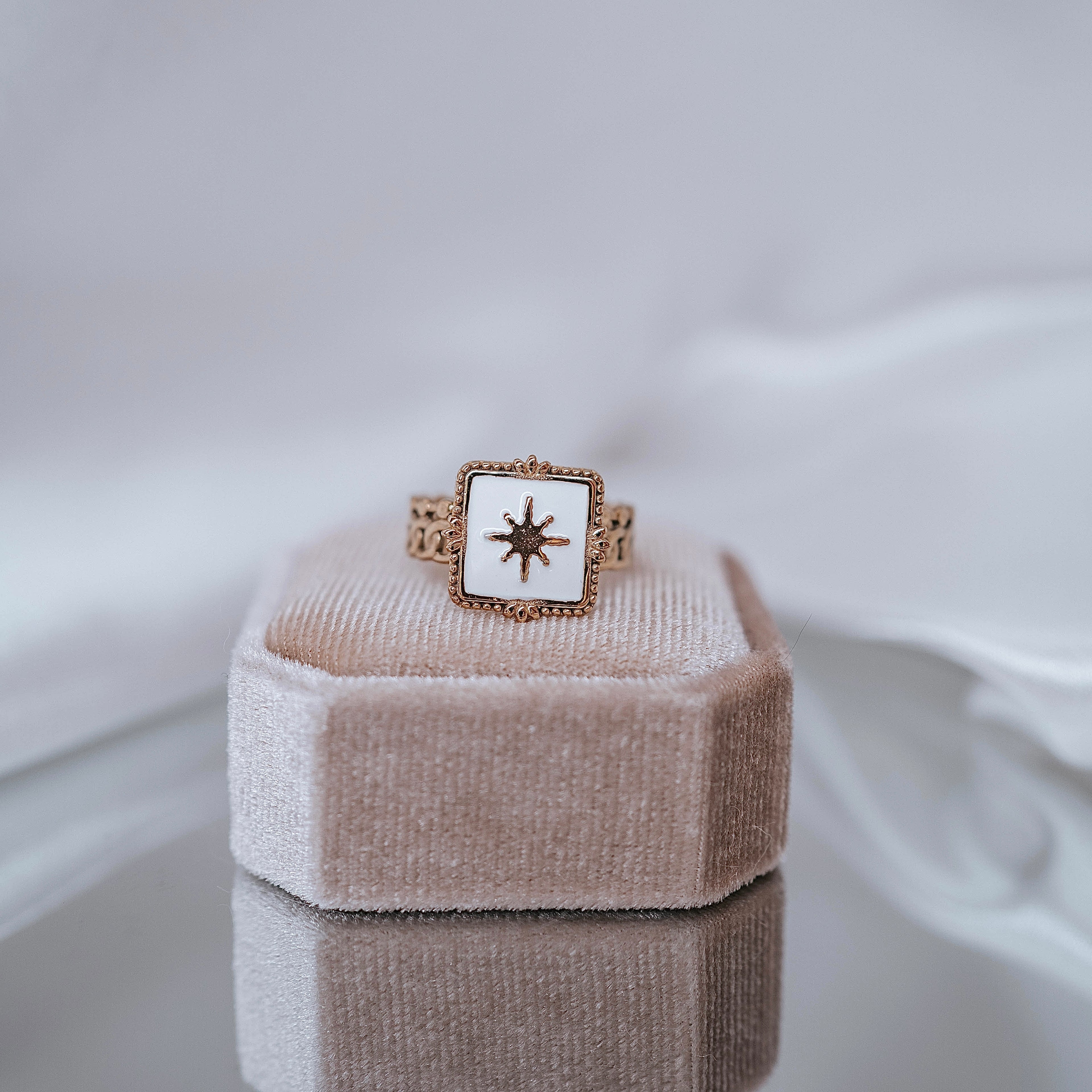 Apzeltīts gredzens, neizraisa alerģiju, kvalitatīvs, neapsūbē, mitrumizturīgs gredzens. Drošs pirkums, ātra piegāde, plašs sortiments, vienkāršota atgriešana. K…