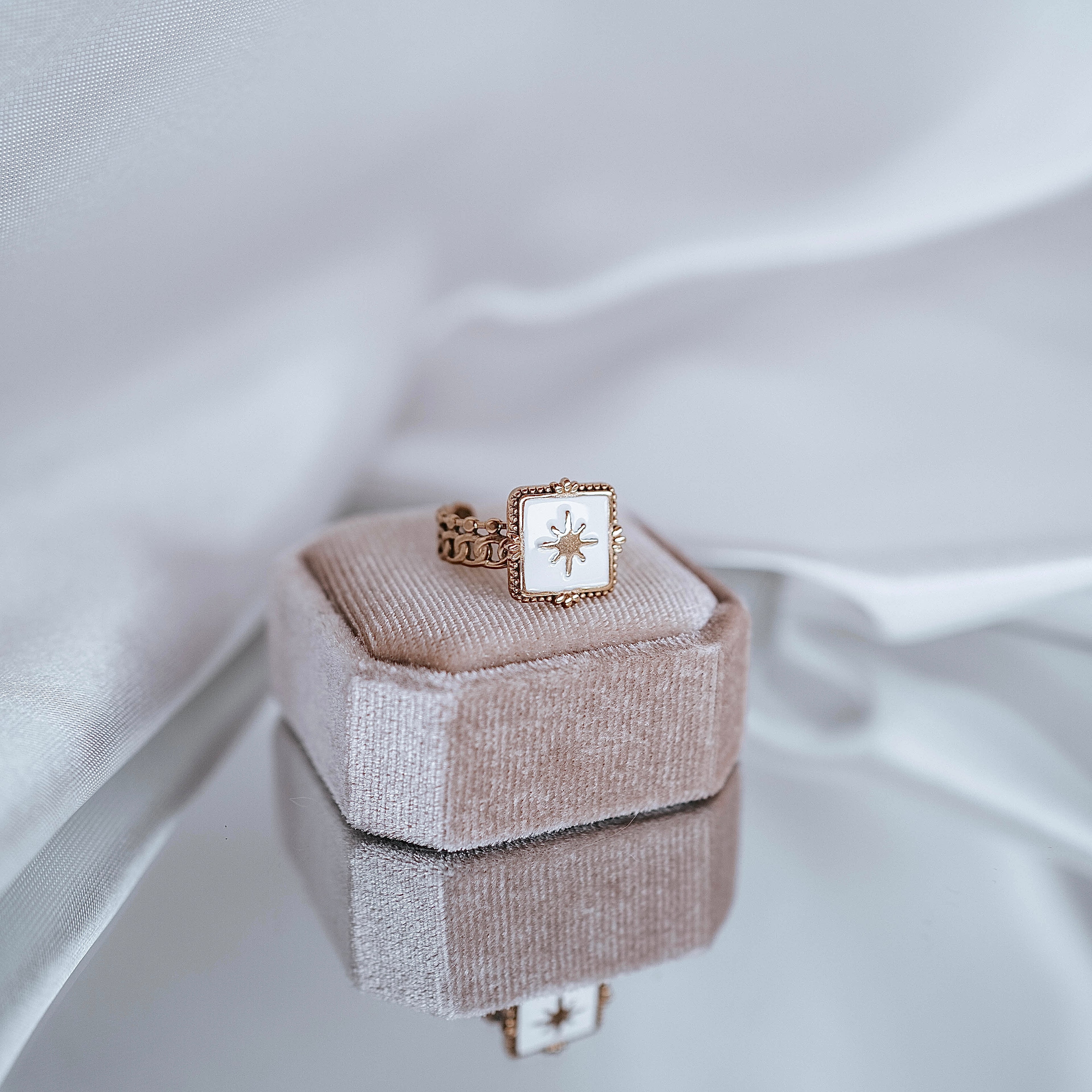 Apzeltīts gredzens, neizraisa alerģiju, kvalitatīvs, neapsūbē, mitrumizturīgs gredzens. Drošs pirkums, ātra piegāde, plašs sortiments, vienkāršota atgriešana. K…