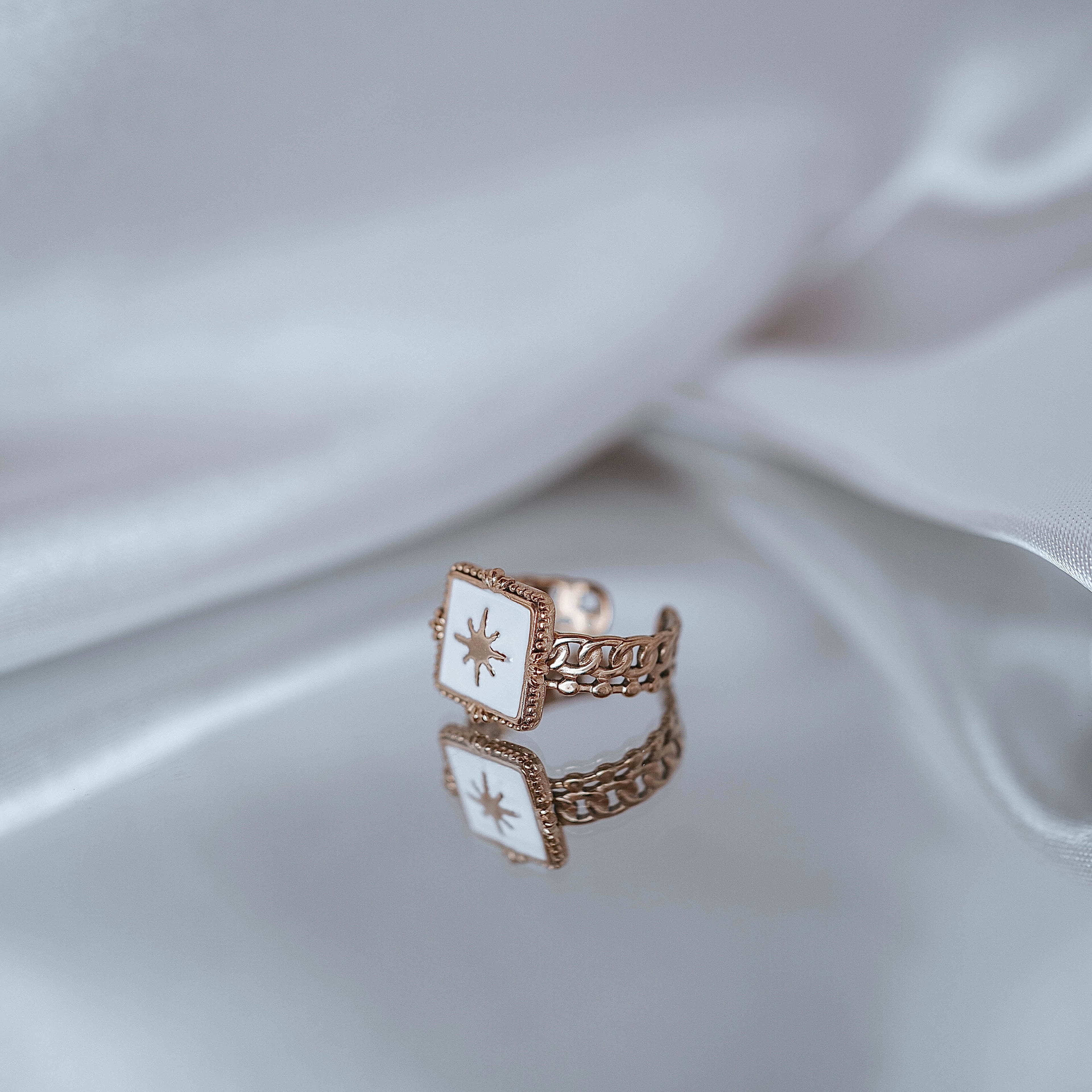 Apzeltīts gredzens, neizraisa alerģiju, kvalitatīvs, neapsūbē, mitrumizturīgs gredzens. Drošs pirkums, ātra piegāde, plašs sortiments, vienkāršota atgriešana. K…