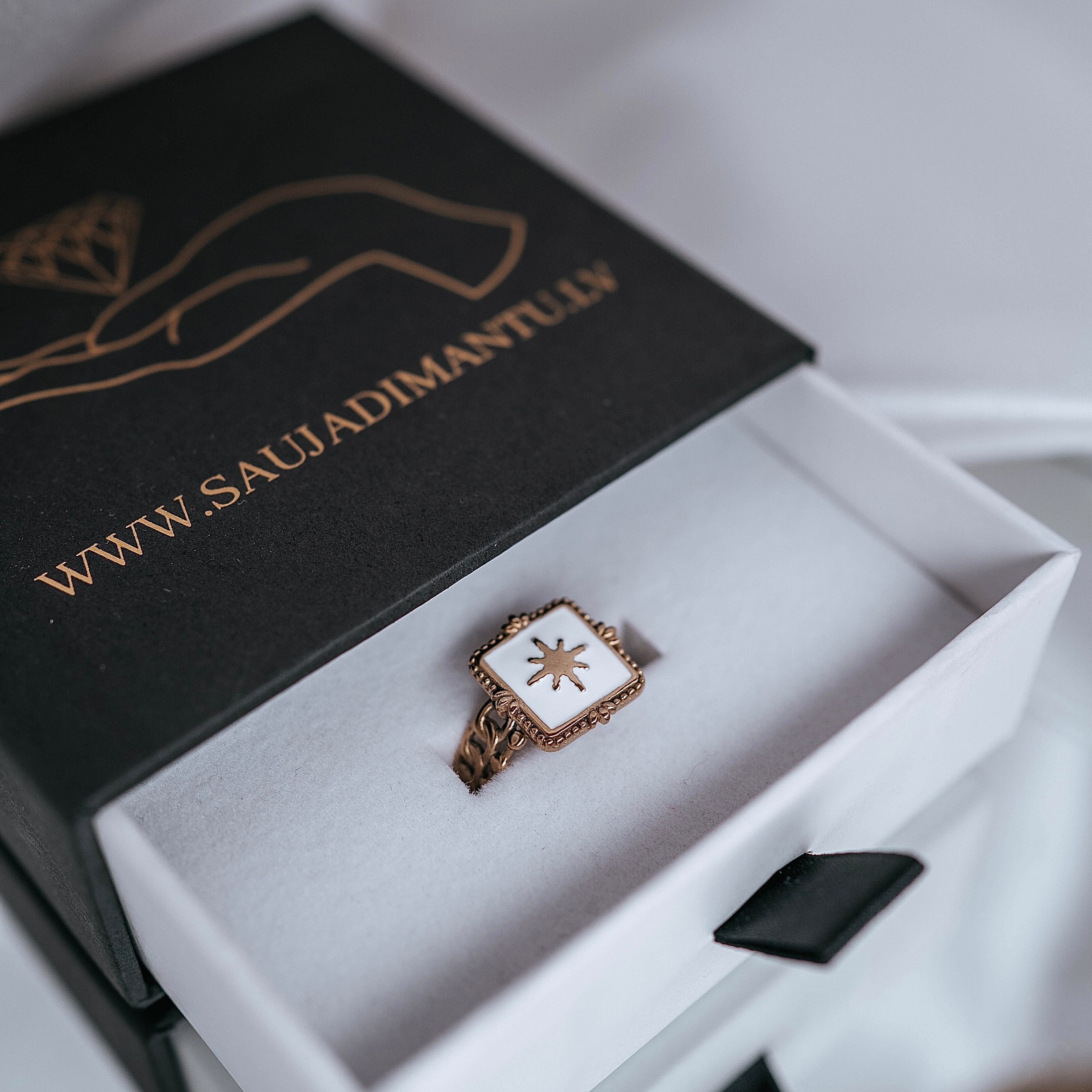 Apzeltīts gredzens, neizraisa alerģiju, kvalitatīvs, neapsūbē, mitrumizturīgs gredzens. Drošs pirkums, ātra piegāde, plašs sortiments, vienkāršota atgriešana. K…