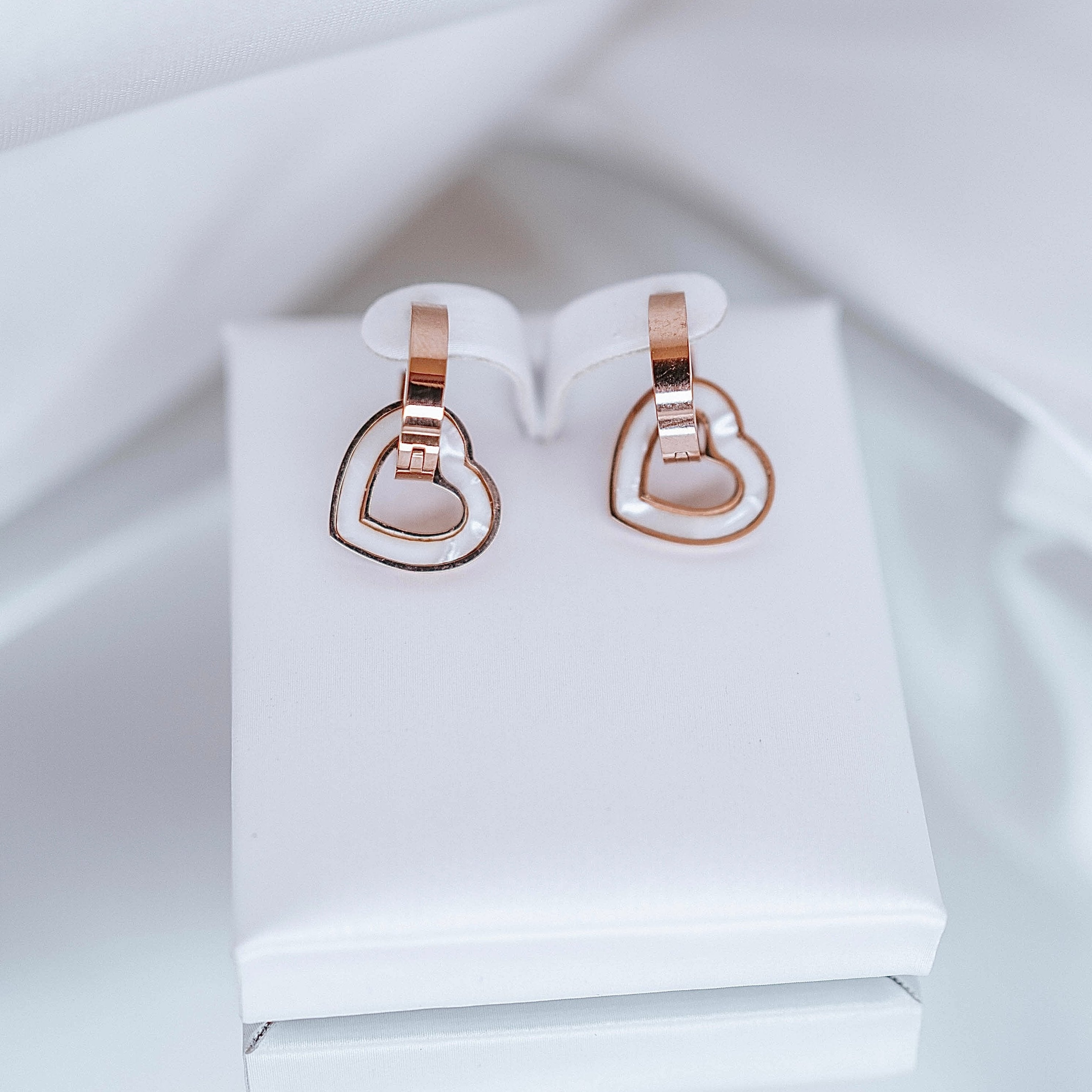 Apzeltīti auskari, neizraisa alerģiju, kvalitatīvi, neapsūbē, mitrumizturīgi. Drošs pirkums, ātra piegāde, plašs sortiments, vienkāršota atgriešana. Klasiski au…