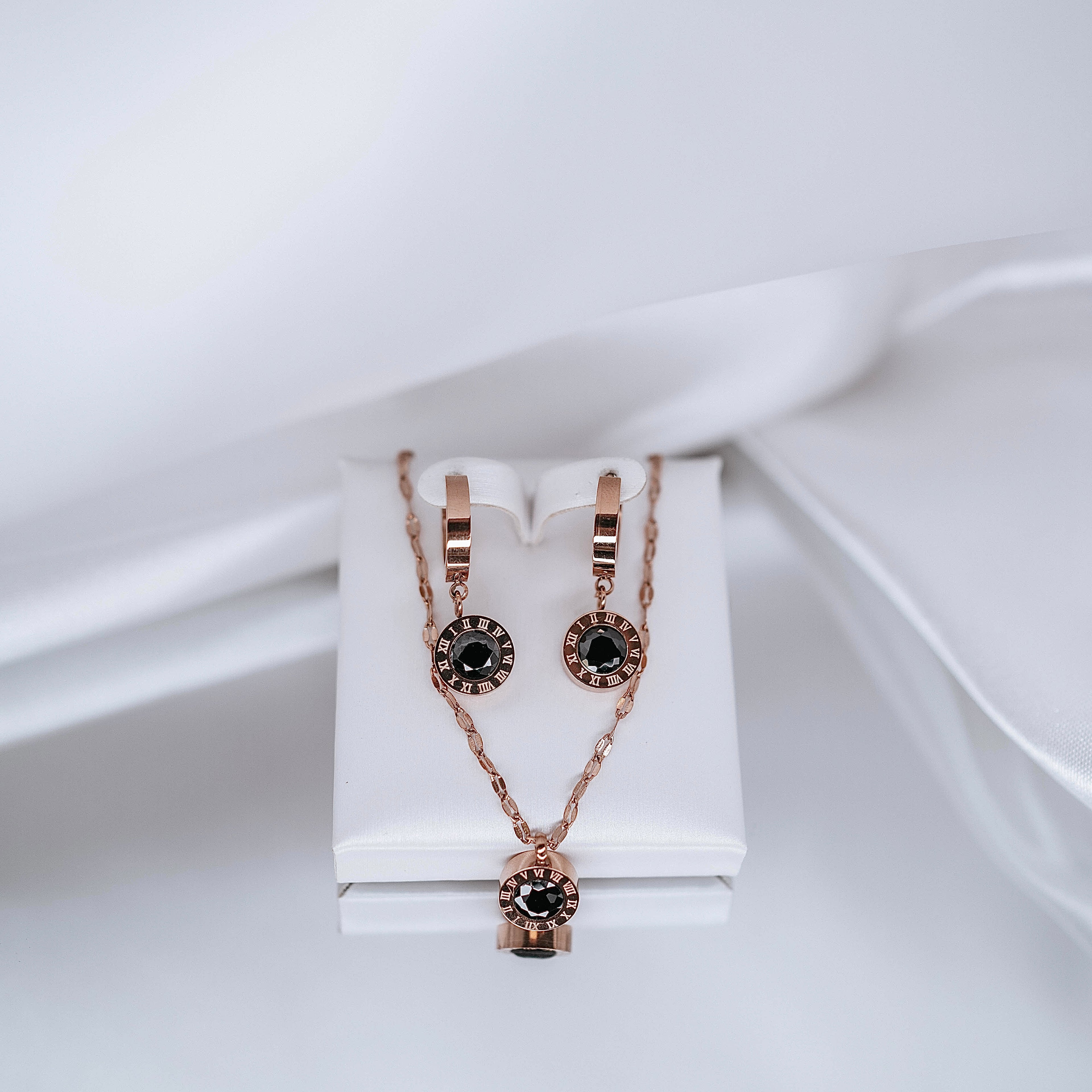 Apzeltīts rotu komplekts, neizraisa alerģiju, kvalitatīvs zelts, neapsūbē, mitrumizturīgs. Drošs pirkums, ātra piegāde, plašs sortiments, vienkāršota atgriešana…