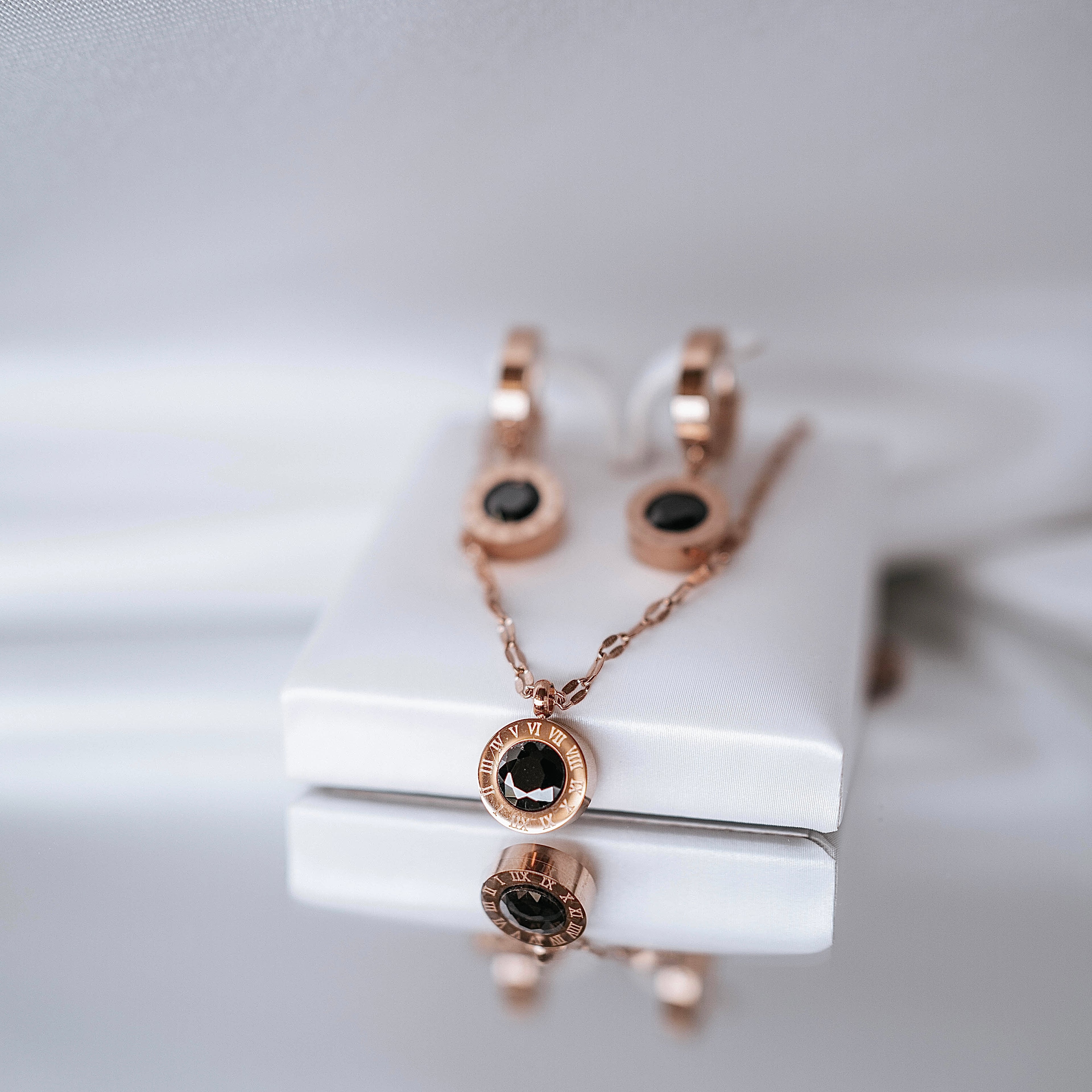 Apzeltīts rotu komplekts, neizraisa alerģiju, kvalitatīvs zelts, neapsūbē, mitrumizturīgs. Drošs pirkums, ātra piegāde, plašs sortiments, vienkāršota atgriešana…