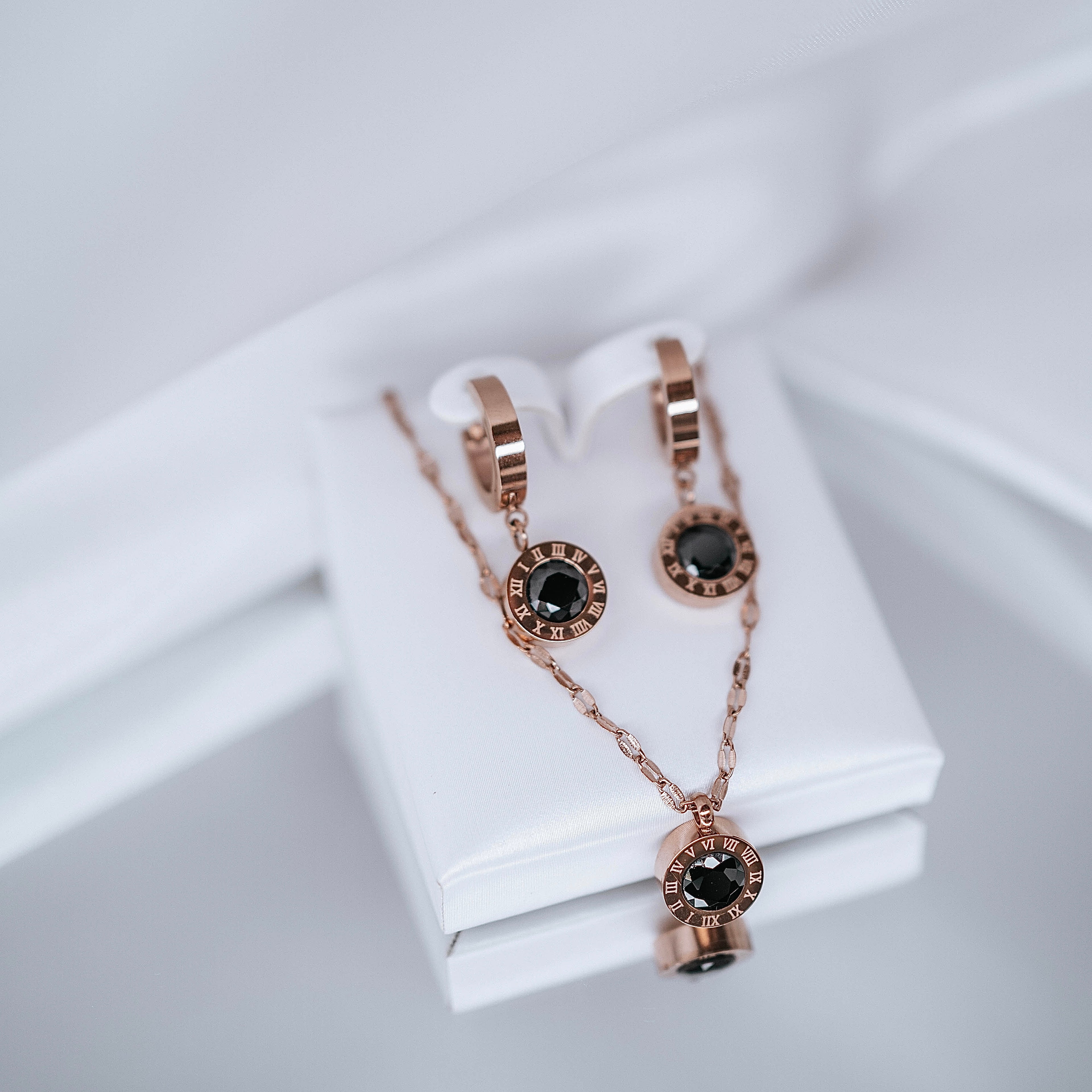 Apzeltīts rotu komplekts, neizraisa alerģiju, kvalitatīvs zelts, neapsūbē, mitrumizturīgs. Drošs pirkums, ātra piegāde, plašs sortiments, vienkāršota atgriešana…