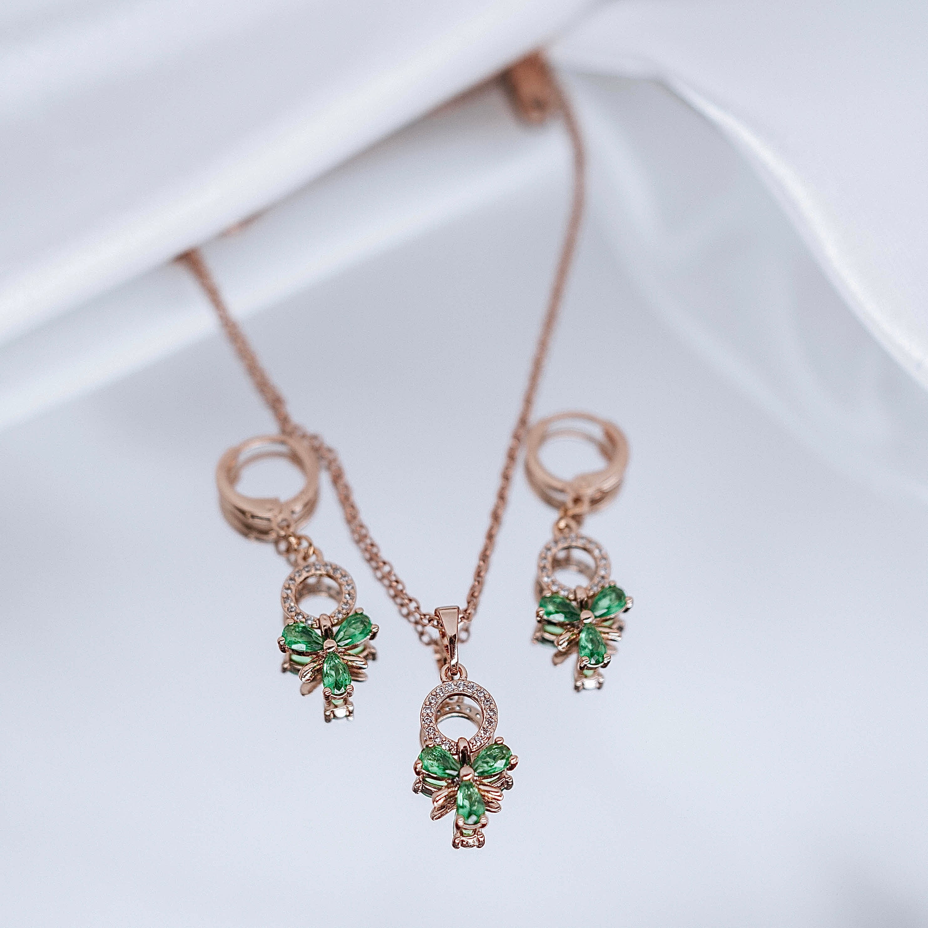 Apzeltīts rotu komplekts, neizraisa alerģiju, kvalitatīvs zelts, neapsūbē, mitrumizturīgs. Drošs pirkums, ātra piegāde, plašs sortiments, vienkāršota atgriešana…