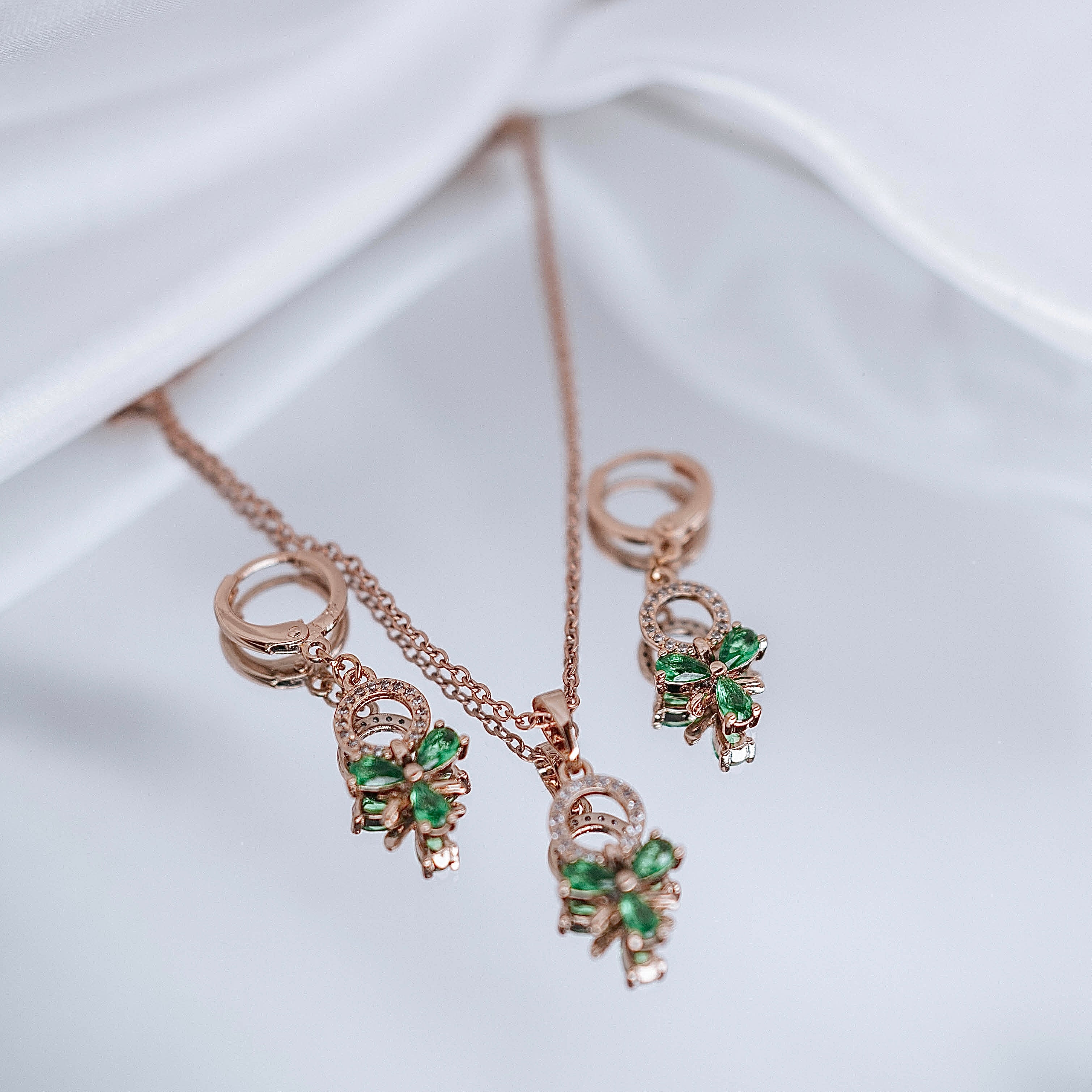 Apzeltīts rotu komplekts, neizraisa alerģiju, kvalitatīvs zelts, neapsūbē, mitrumizturīgs. Drošs pirkums, ātra piegāde, plašs sortiments, vienkāršota atgriešana…