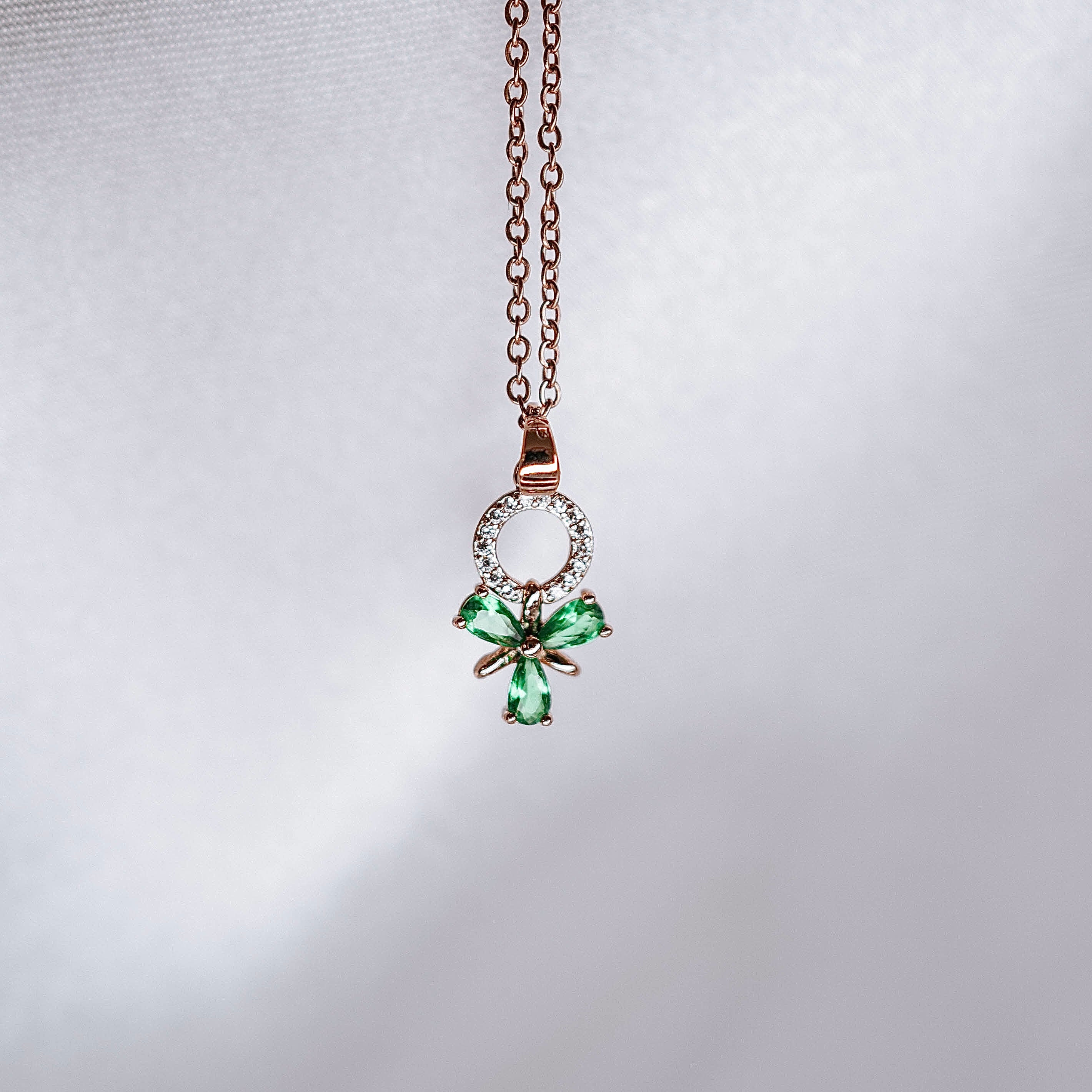 Apzeltīts rotu komplekts, neizraisa alerģiju, kvalitatīvs zelts, neapsūbē, mitrumizturīgs. Drošs pirkums, ātra piegāde, plašs sortiments, vienkāršota atgriešana…