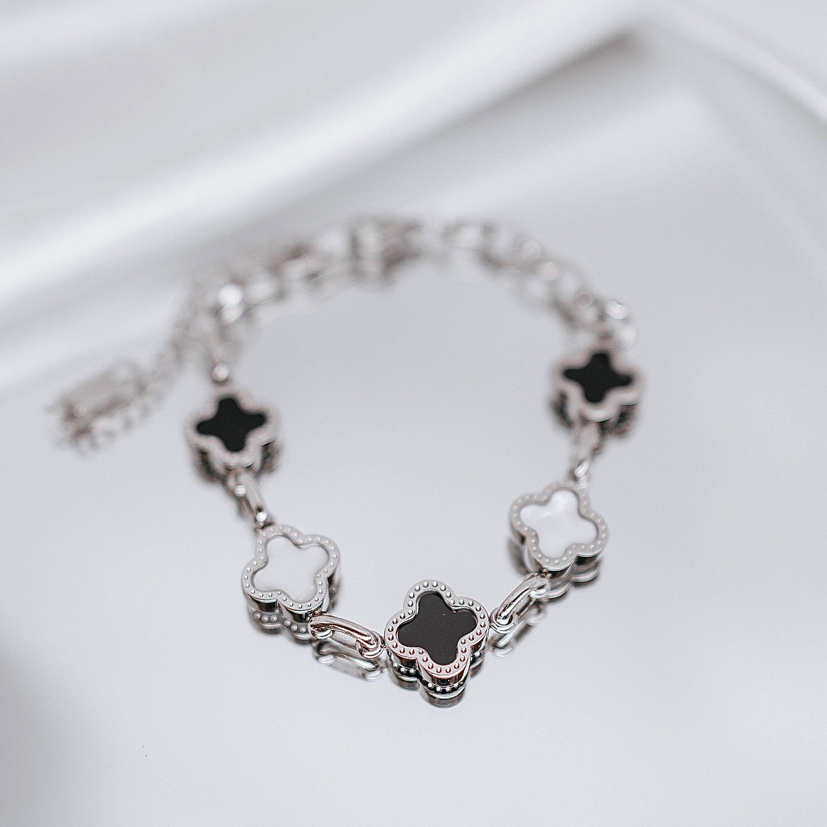 Apzeltīta rokassprādze, neizraisa alerģiju, kvalitatīva, neapsūbē. Drošs pirkums, ātra piegāde, plašs sortiments, vienkāršota atgriešana. Klasiska ķēdīte, rokas…