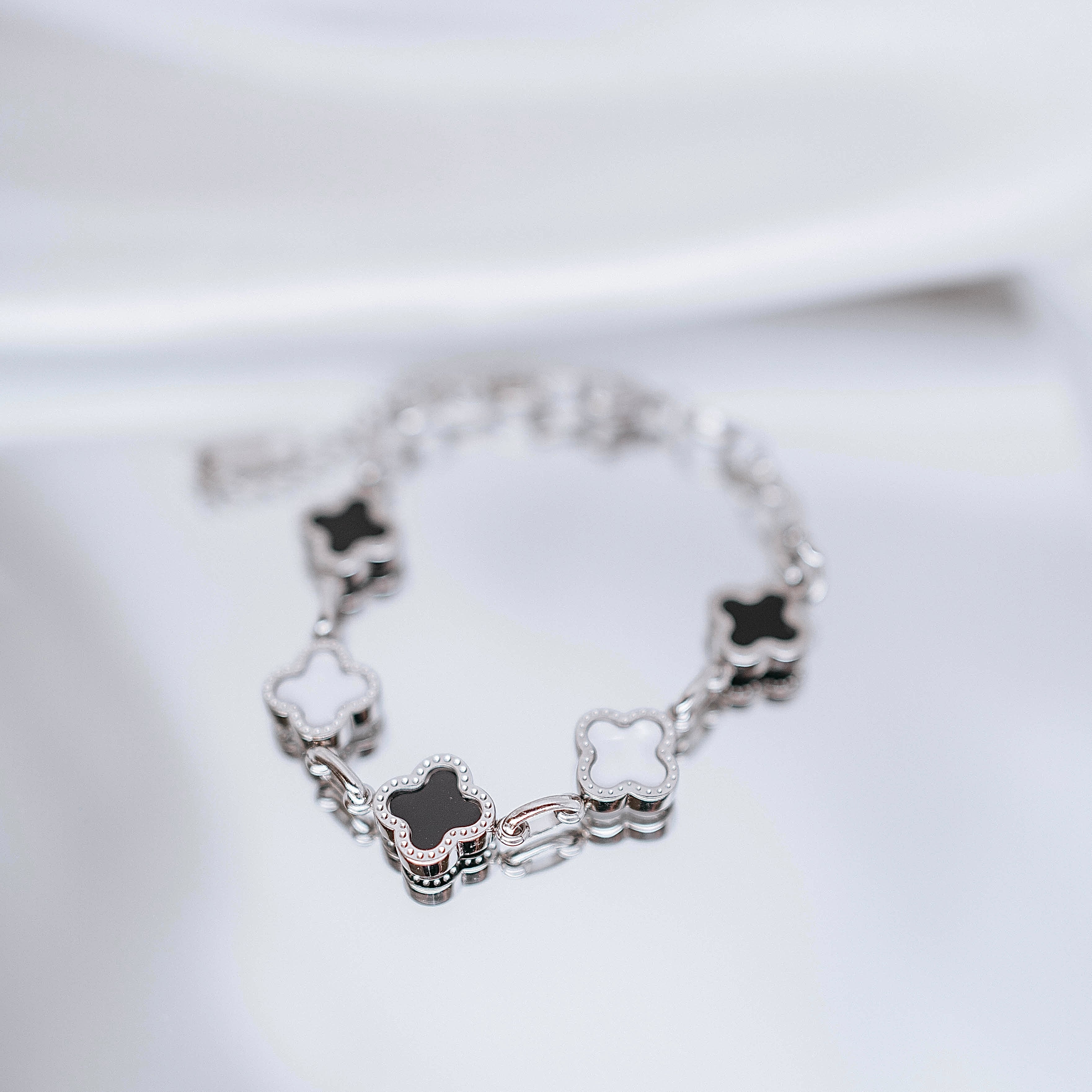 Apzeltīta rokassprādze, neizraisa alerģiju, kvalitatīva, neapsūbē. Drošs pirkums, ātra piegāde, plašs sortiments, vienkāršota atgriešana. Klasiska ķēdīte, rokas…