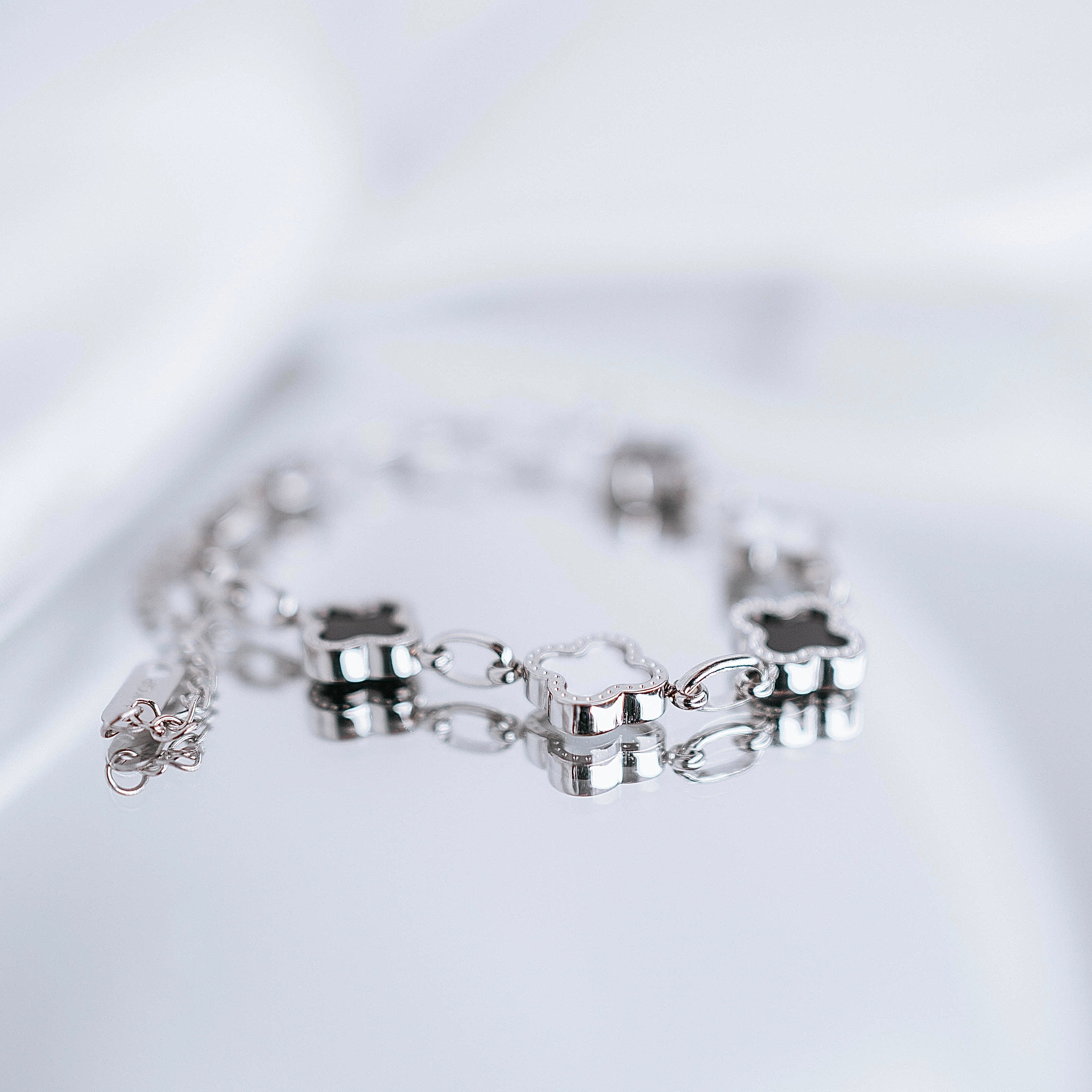 Apzeltīta rokassprādze, neizraisa alerģiju, kvalitatīva, neapsūbē. Drošs pirkums, ātra piegāde, plašs sortiments, vienkāršota atgriešana. Klasiska ķēdīte, rokas…