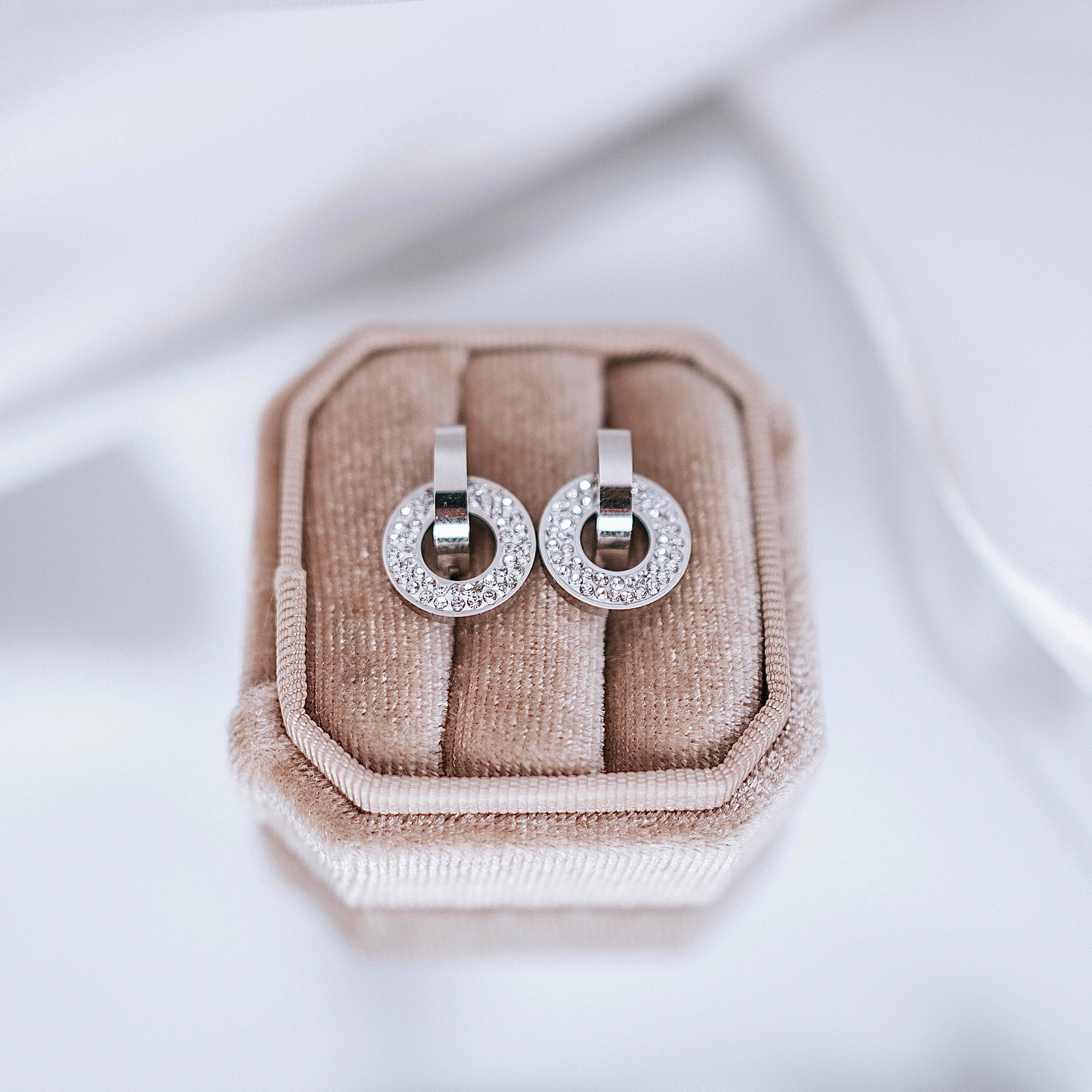 Auskari 2in1 "White Mistique" divi vienā