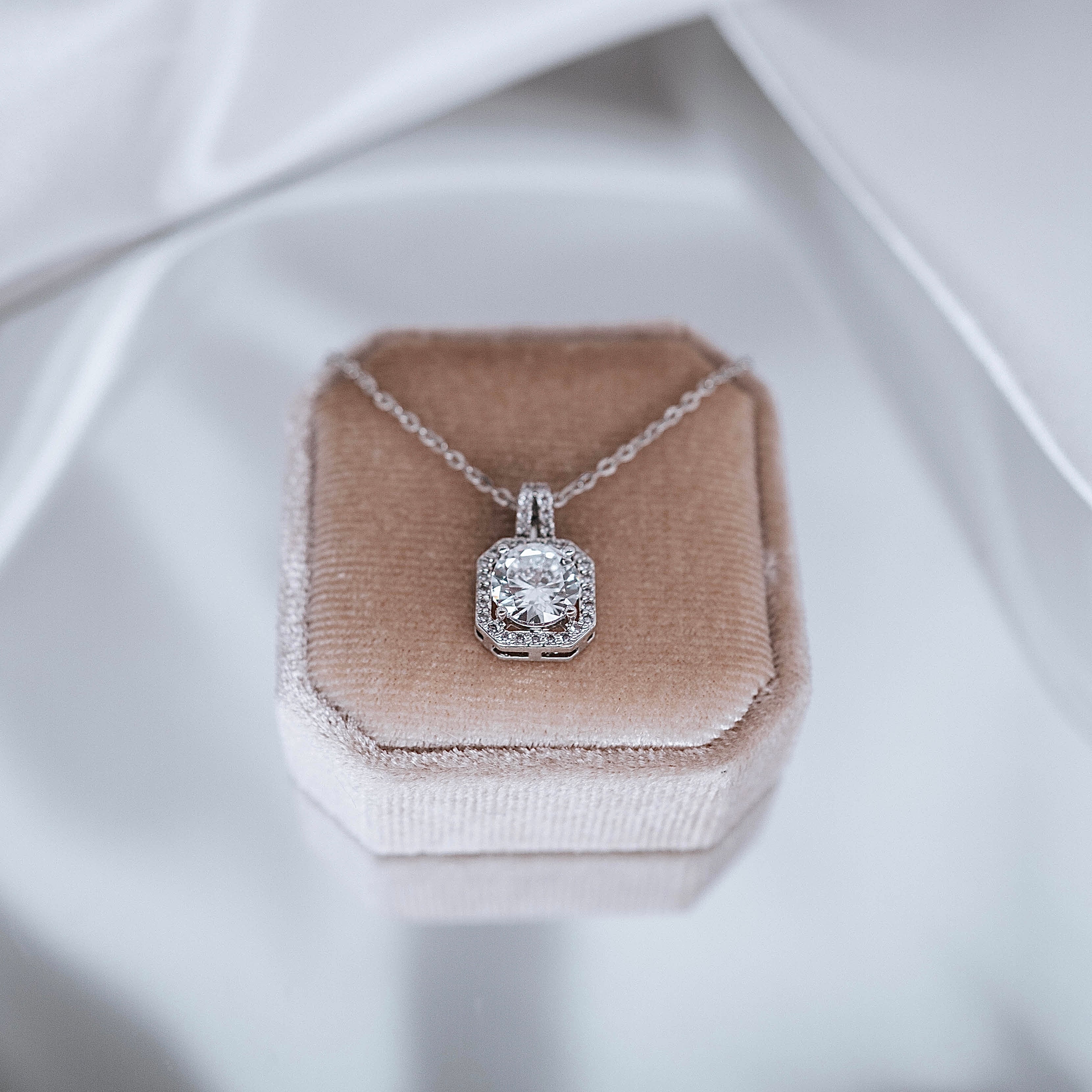 Kaklarota "Gaišais īpašais kristāls"