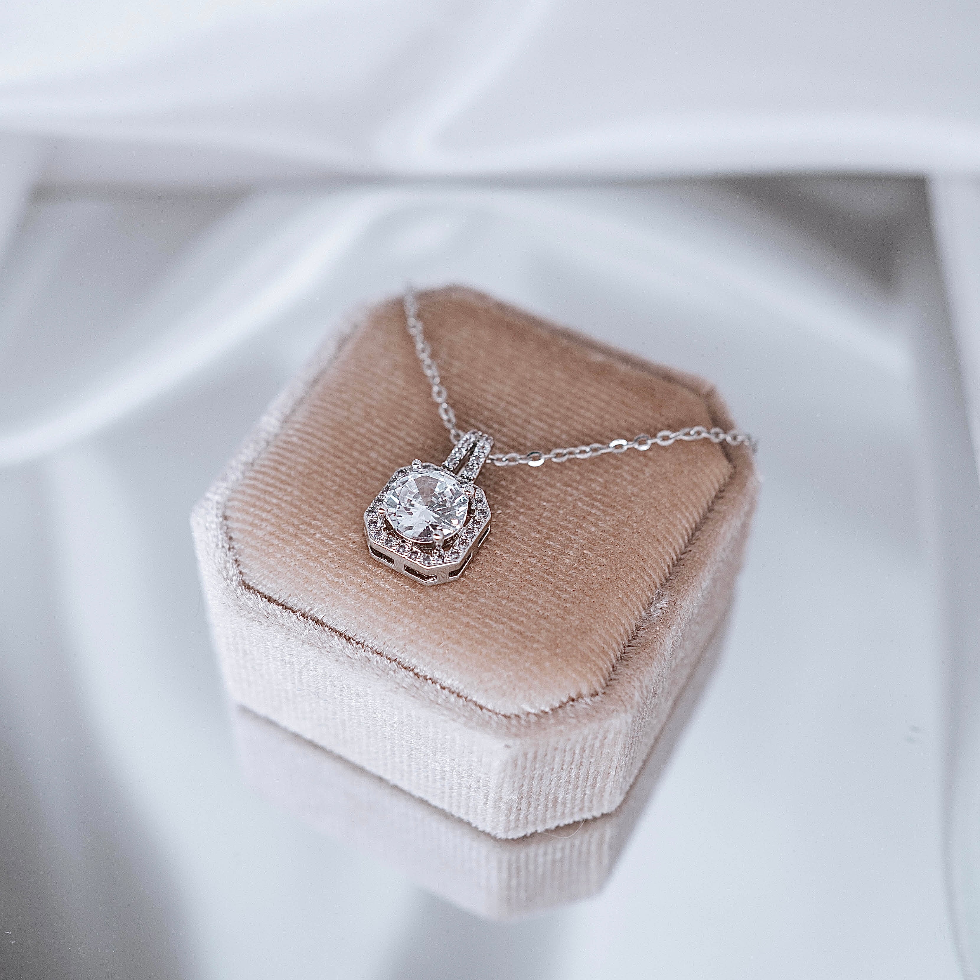 Kaklarota "Gaišais īpašais kristāls"