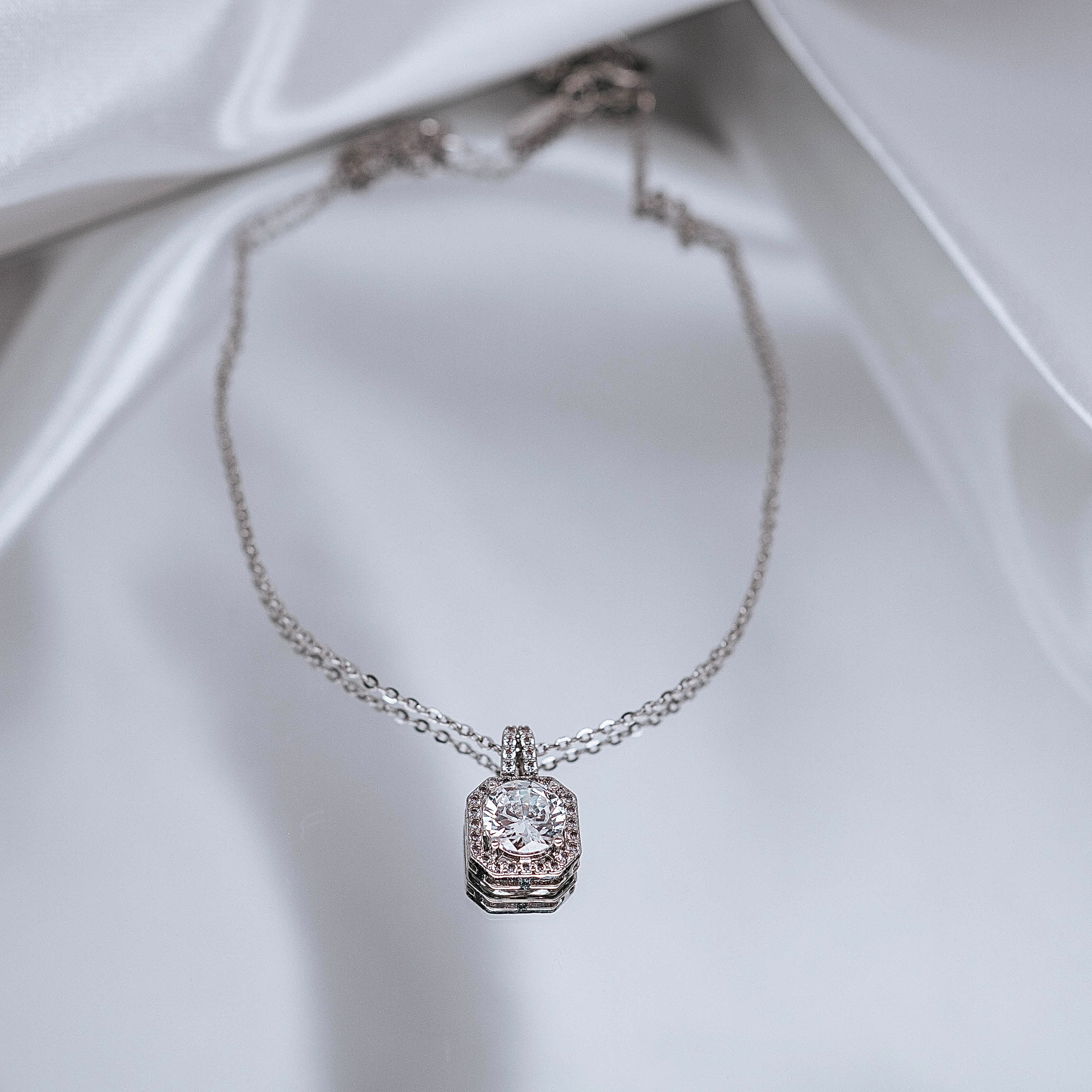 Kaklarota "Gaišais īpašais kristāls"