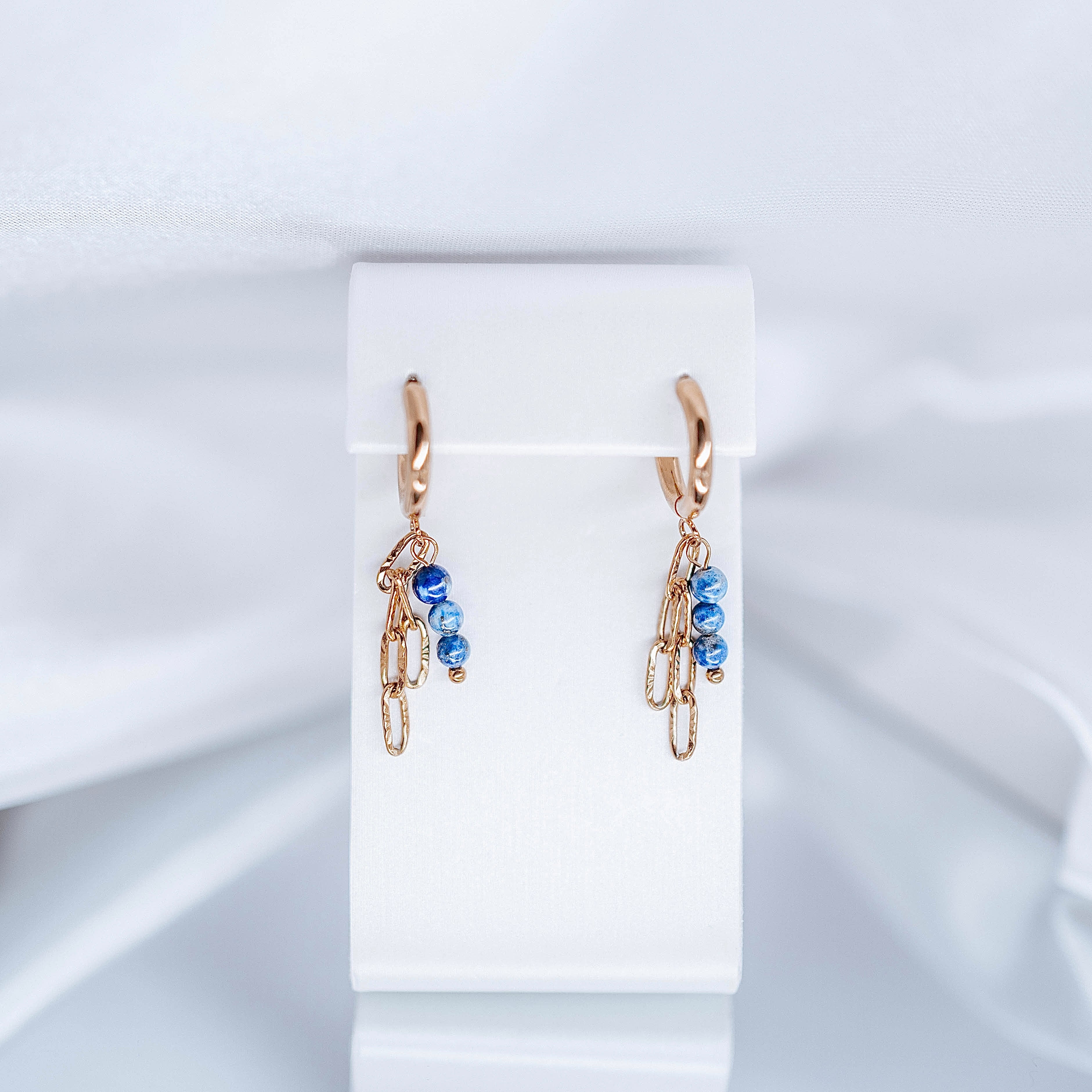 Apzeltīti auskari, neizraisa alerģiju, kvalitatīvi, neapsūbē, mitrumizturīgi. Drošs pirkums, ātra piegāde, plašs sortiments, vienkāršota atgriešana. Klasiski au…