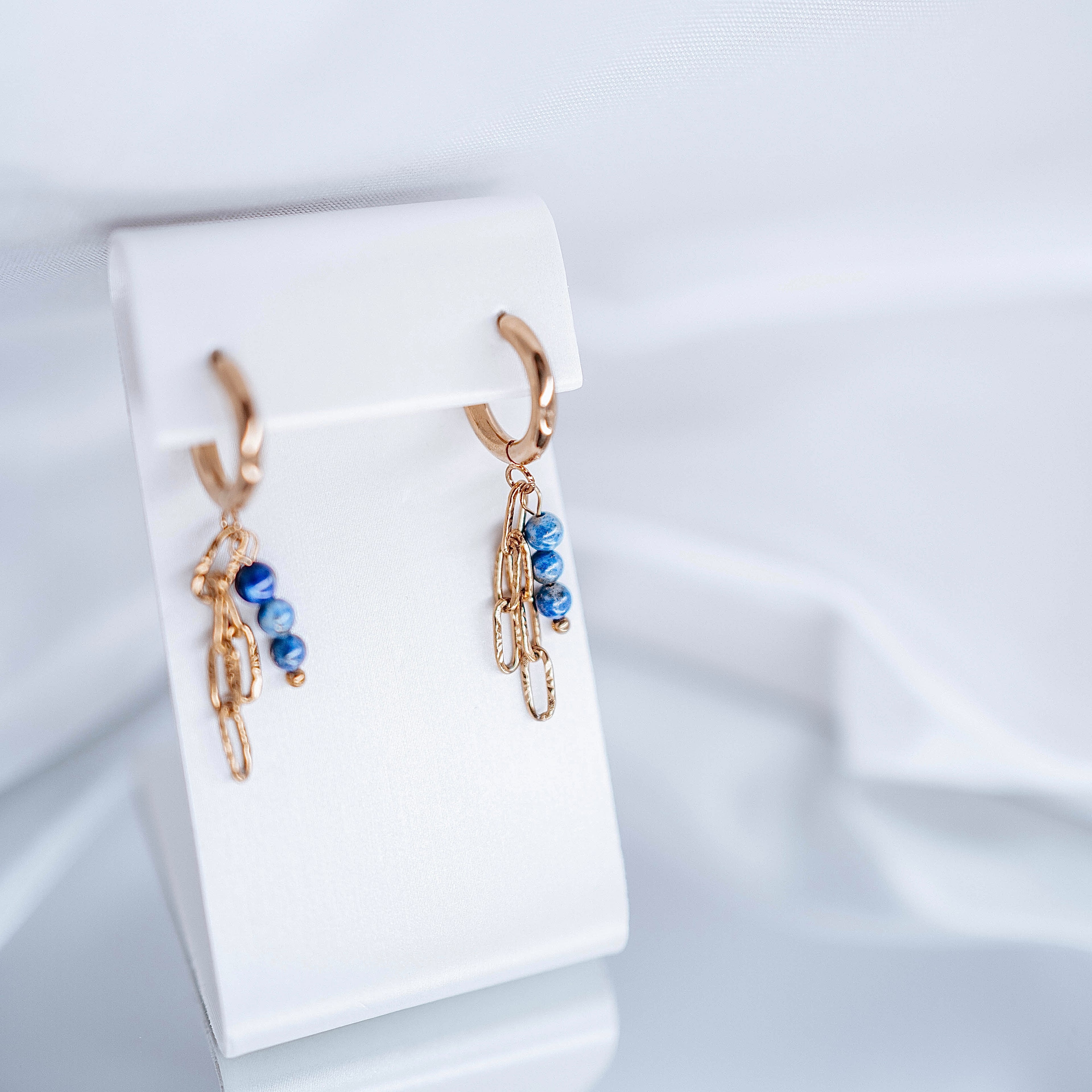 Apzeltīti auskari, neizraisa alerģiju, kvalitatīvi, neapsūbē, mitrumizturīgi. Drošs pirkums, ātra piegāde, plašs sortiments, vienkāršota atgriešana. Klasiski au…