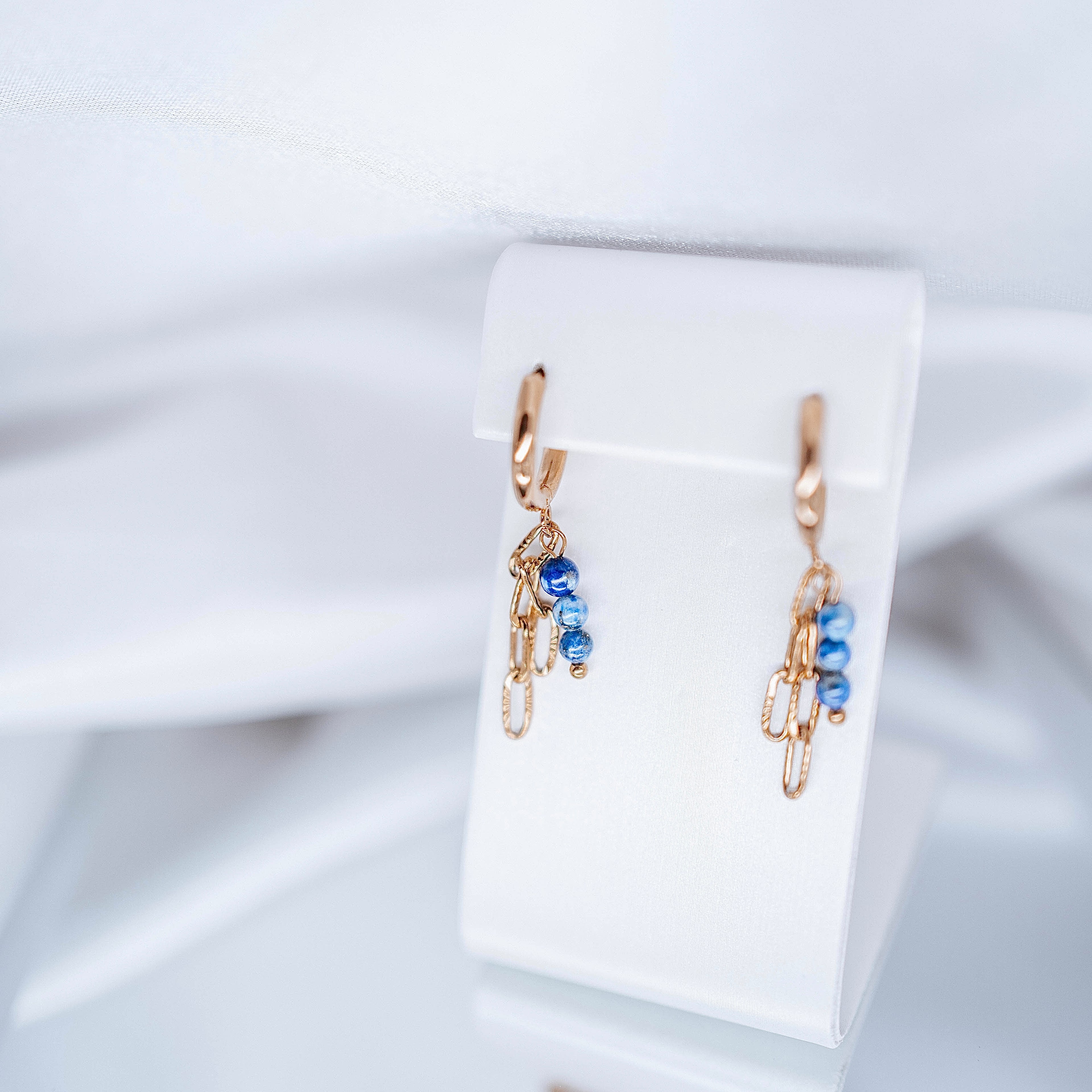 Apzeltīti auskari, neizraisa alerģiju, kvalitatīvi, neapsūbē, mitrumizturīgi. Drošs pirkums, ātra piegāde, plašs sortiments, vienkāršota atgriešana. Klasiski au…