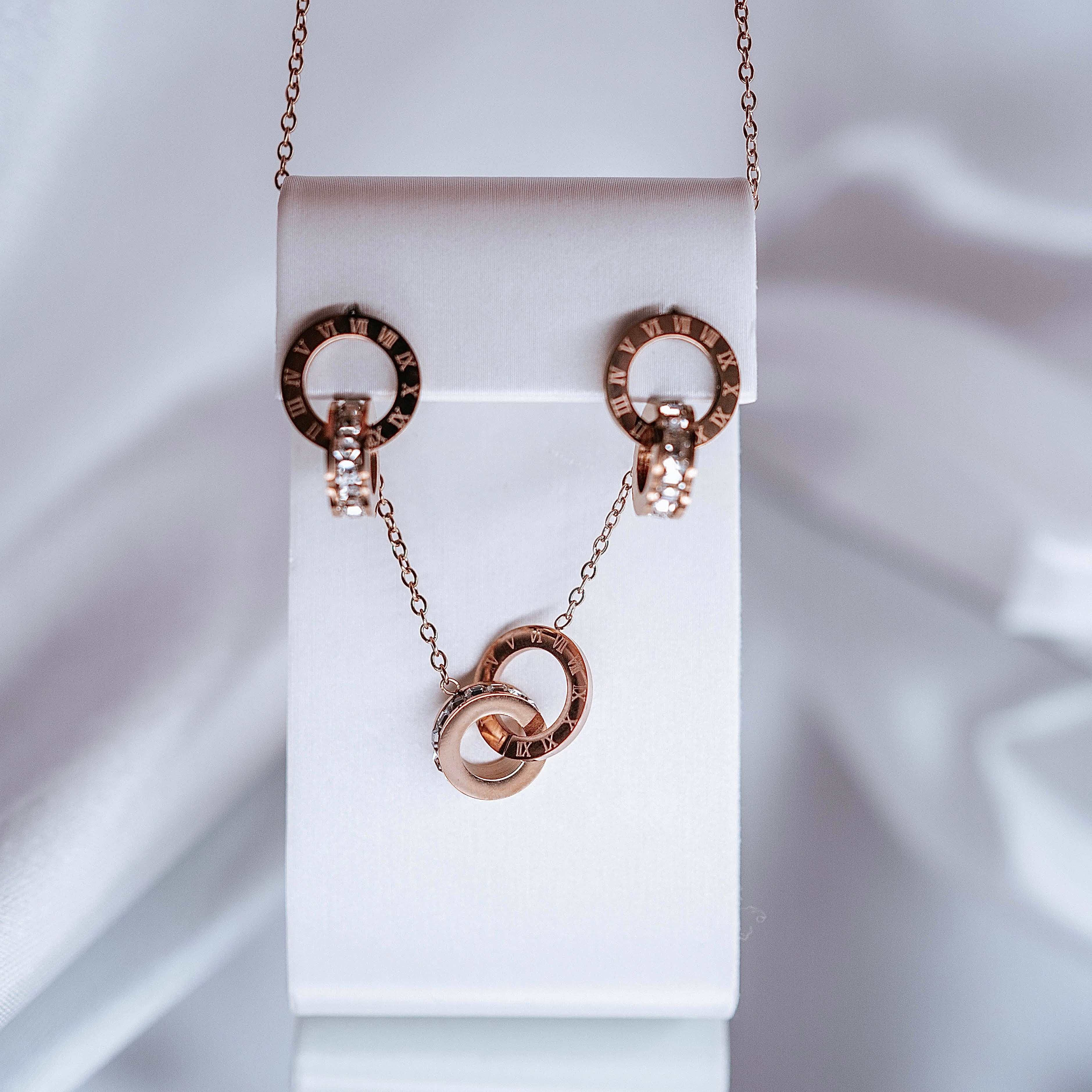 Apzeltīts rotu komplekts, neizraisa alerģiju, kvalitatīvs zelts, neapsūbē, mitrumizturīgs. Drošs pirkums, ātra piegāde, plašs sortiments, vienkāršota atgriešana…