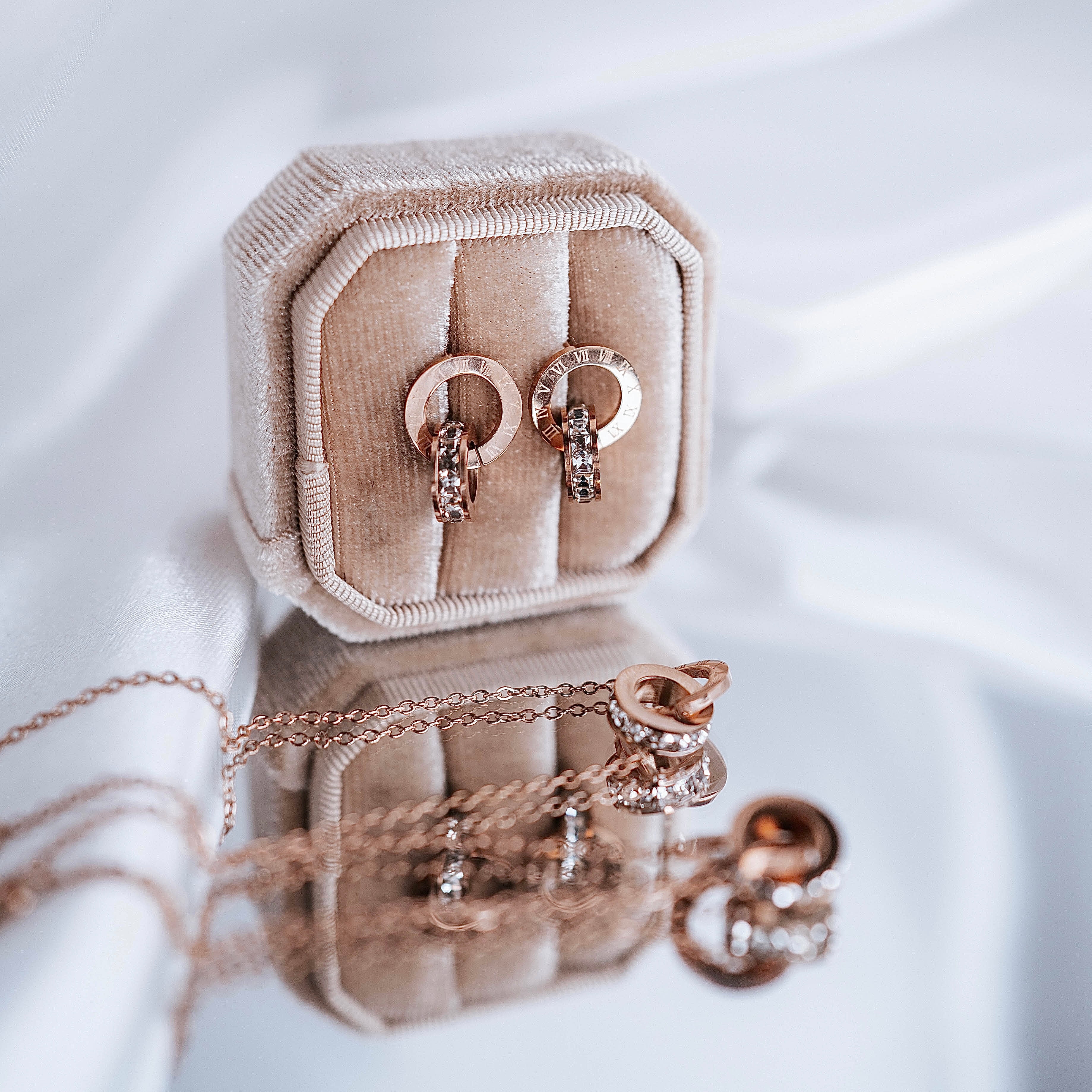 Apzeltīts rotu komplekts, neizraisa alerģiju, kvalitatīvs zelts, neapsūbē, mitrumizturīgs. Drošs pirkums, ātra piegāde, plašs sortiments, vienkāršota atgriešana…