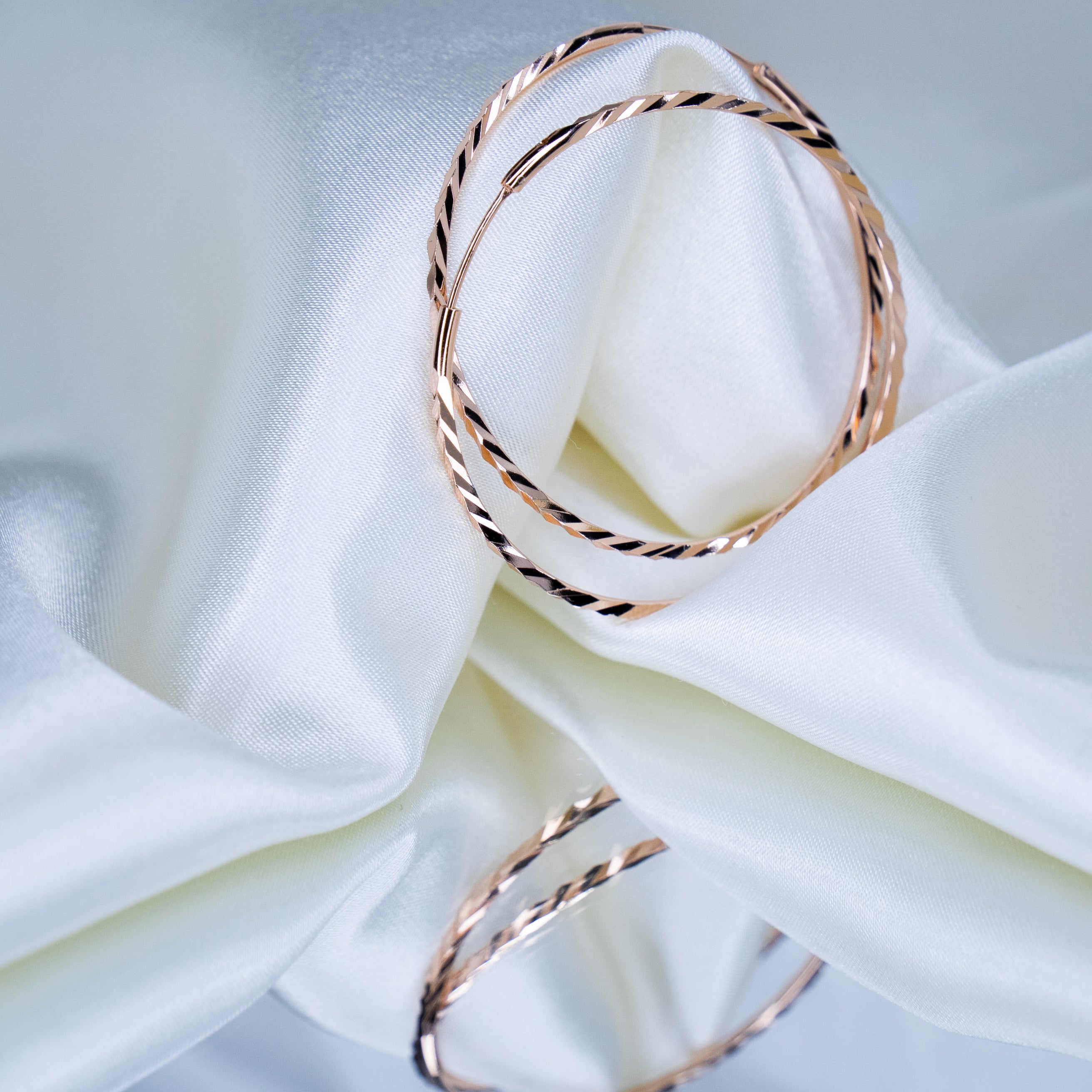 Apzeltīti auskari, neizraisa alerģiju, kvalitatīvi, neapsūbē, mitrumizturīgi. Drošs pirkums, ātra piegāde, plašs sortiments, vienkāršota atgriešana. Klasiski auskari, auskari ikdienai, auskari kāzām, bērniem. Riņķīši, zelta auskari, medicīniskais zelts. Rotaslietas sievietei, moderni auskari, gaumīgi auskari, dāvana.