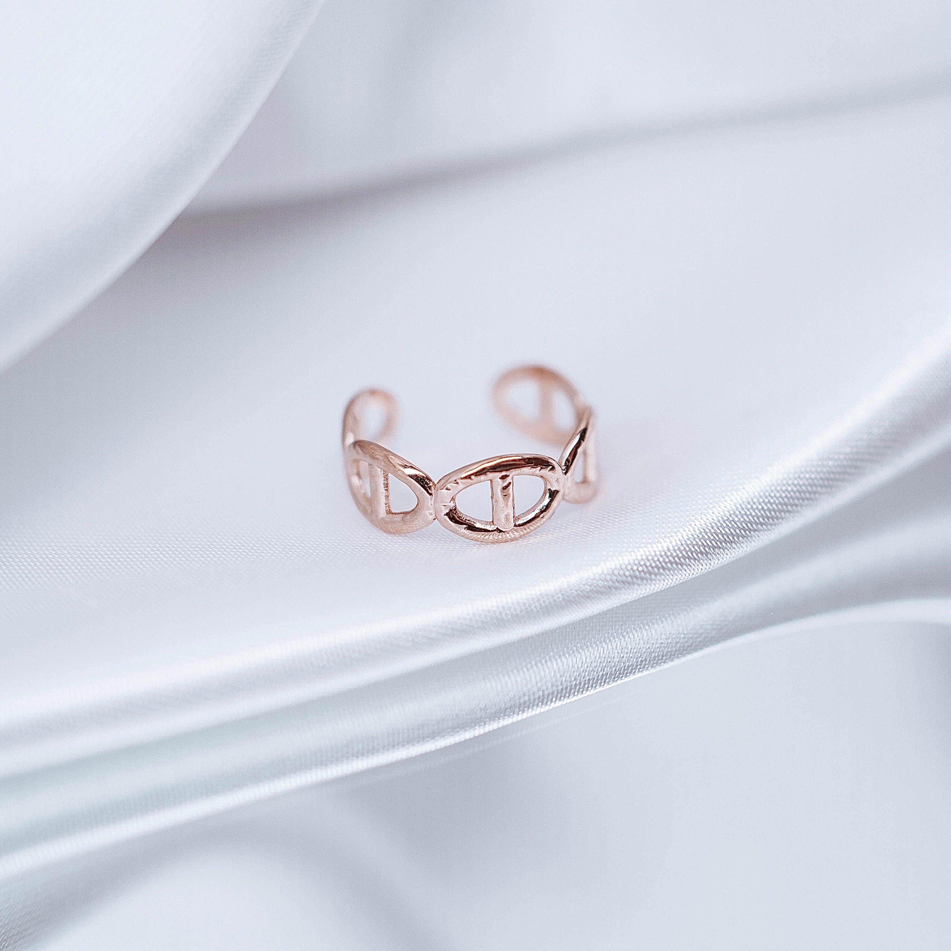 Apzeltīts gredzens, neizraisa alerģiju, kvalitatīvs, neapsūbē, mitrumizturīgs gredzens. Drošs pirkums, ātra piegāde, plašs sortiments, vienkāršota atgriešana. K…