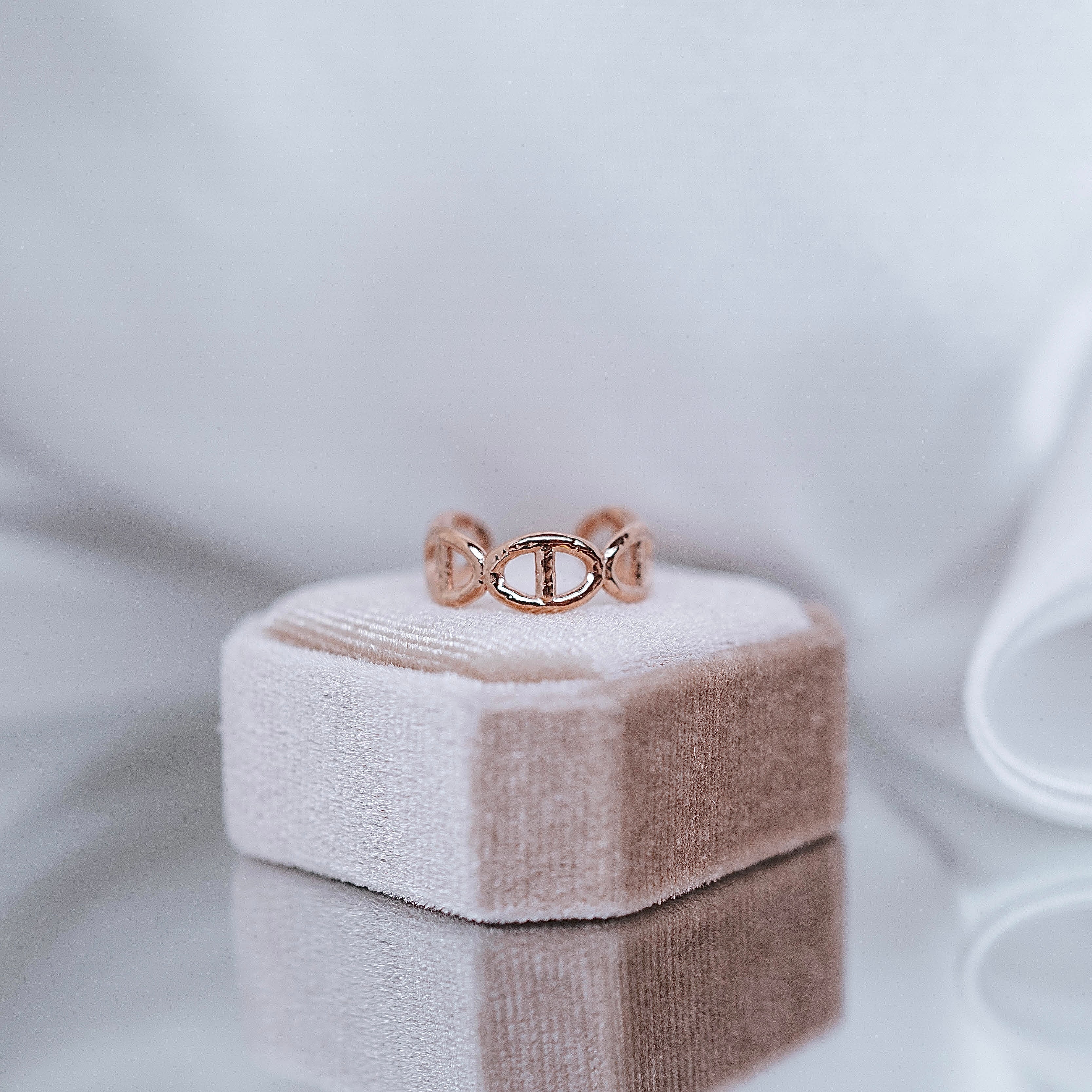 Apzeltīts gredzens, neizraisa alerģiju, kvalitatīvs, neapsūbē, mitrumizturīgs gredzens. Drošs pirkums, ātra piegāde, plašs sortiments, vienkāršota atgriešana. K…