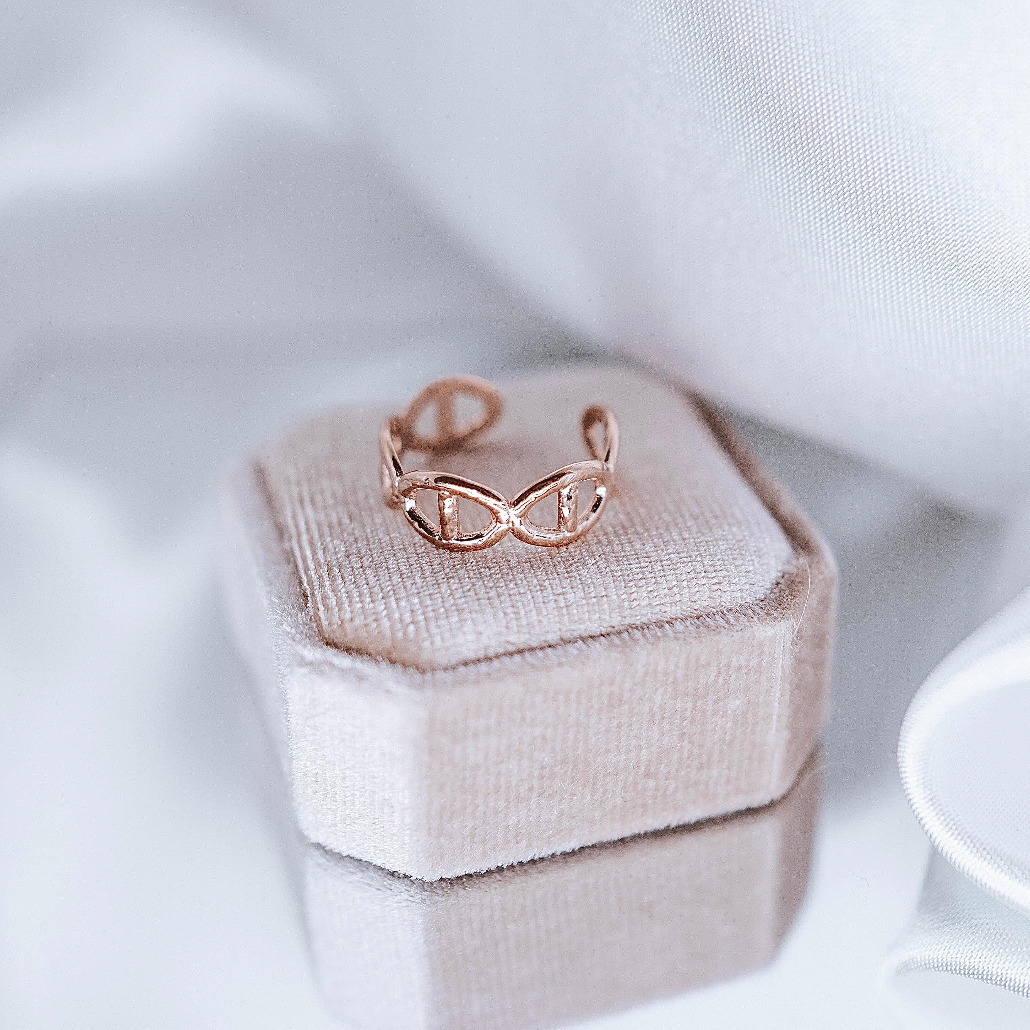 Apzeltīts gredzens, neizraisa alerģiju, kvalitatīvs, neapsūbē, mitrumizturīgs gredzens. Drošs pirkums, ātra piegāde, plašs sortiments, vienkāršota atgriešana. K…