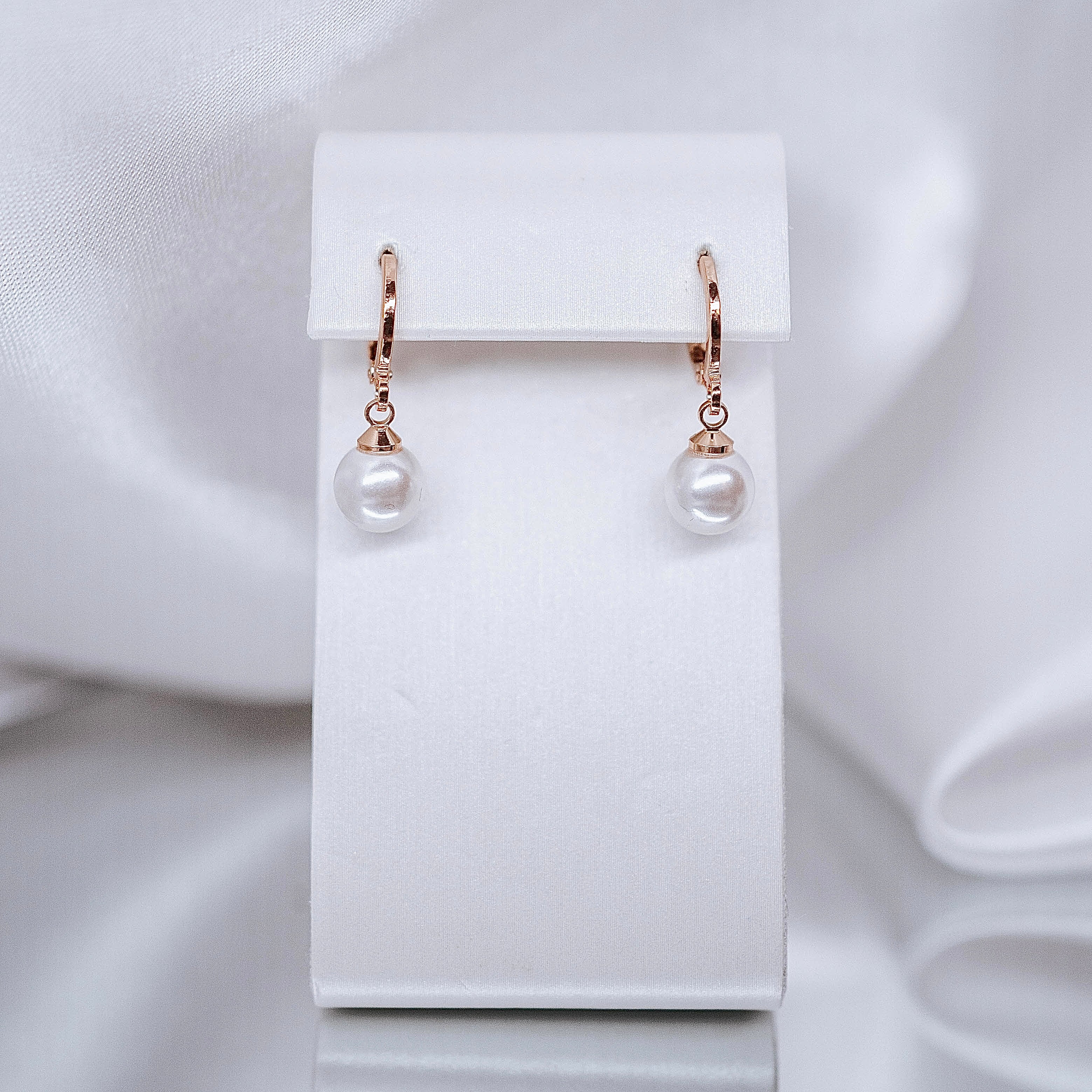 Apzeltīti auskari, neizraisa alerģiju, kvalitatīvi, neapsūbē, mitrumizturīgi. Drošs pirkums, ātra piegāde, plašs sortiments, vienkāršota atgriešana. Klasiski au…