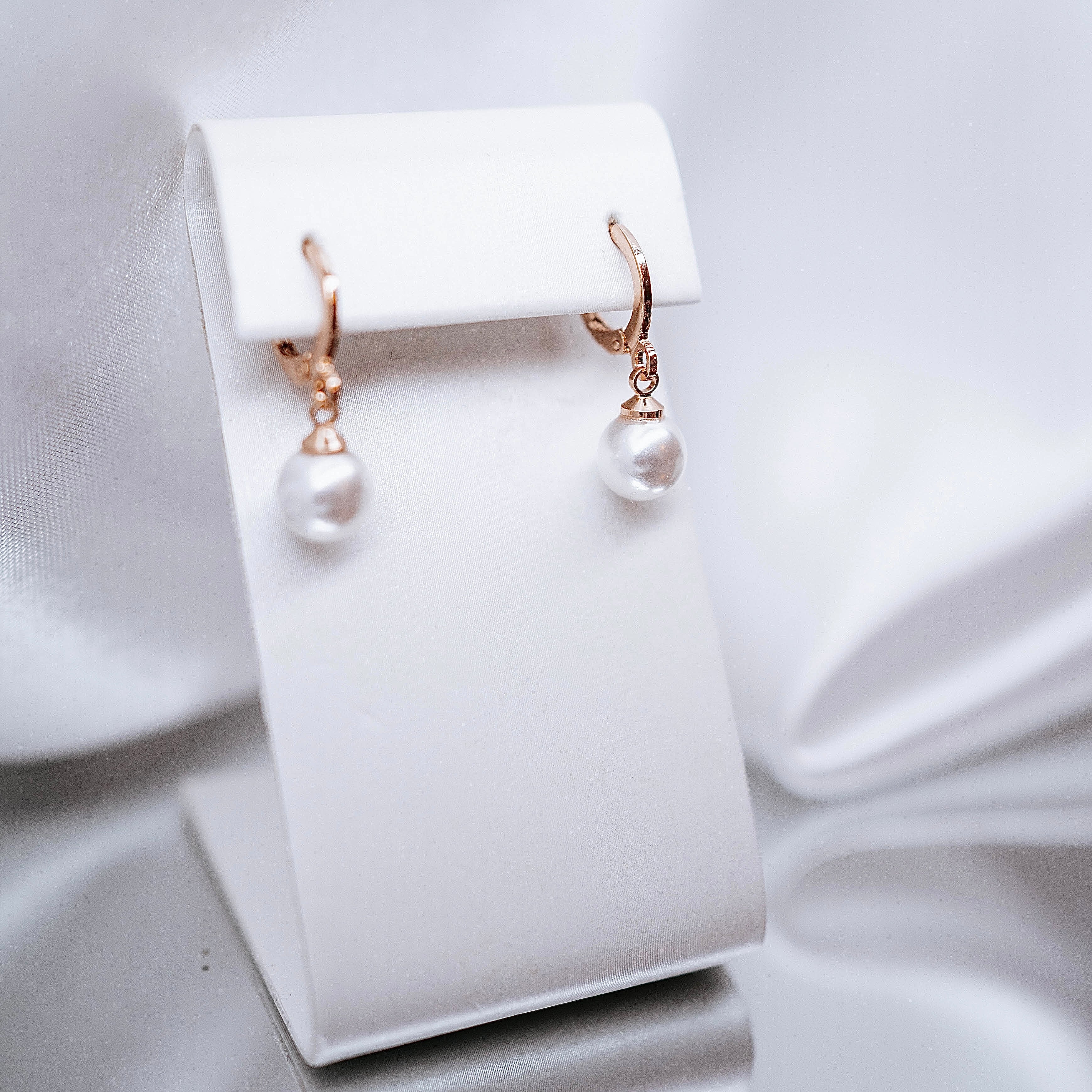 Apzeltīti auskari, neizraisa alerģiju, kvalitatīvi, neapsūbē, mitrumizturīgi. Drošs pirkums, ātra piegāde, plašs sortiments, vienkāršota atgriešana. Klasiski au…