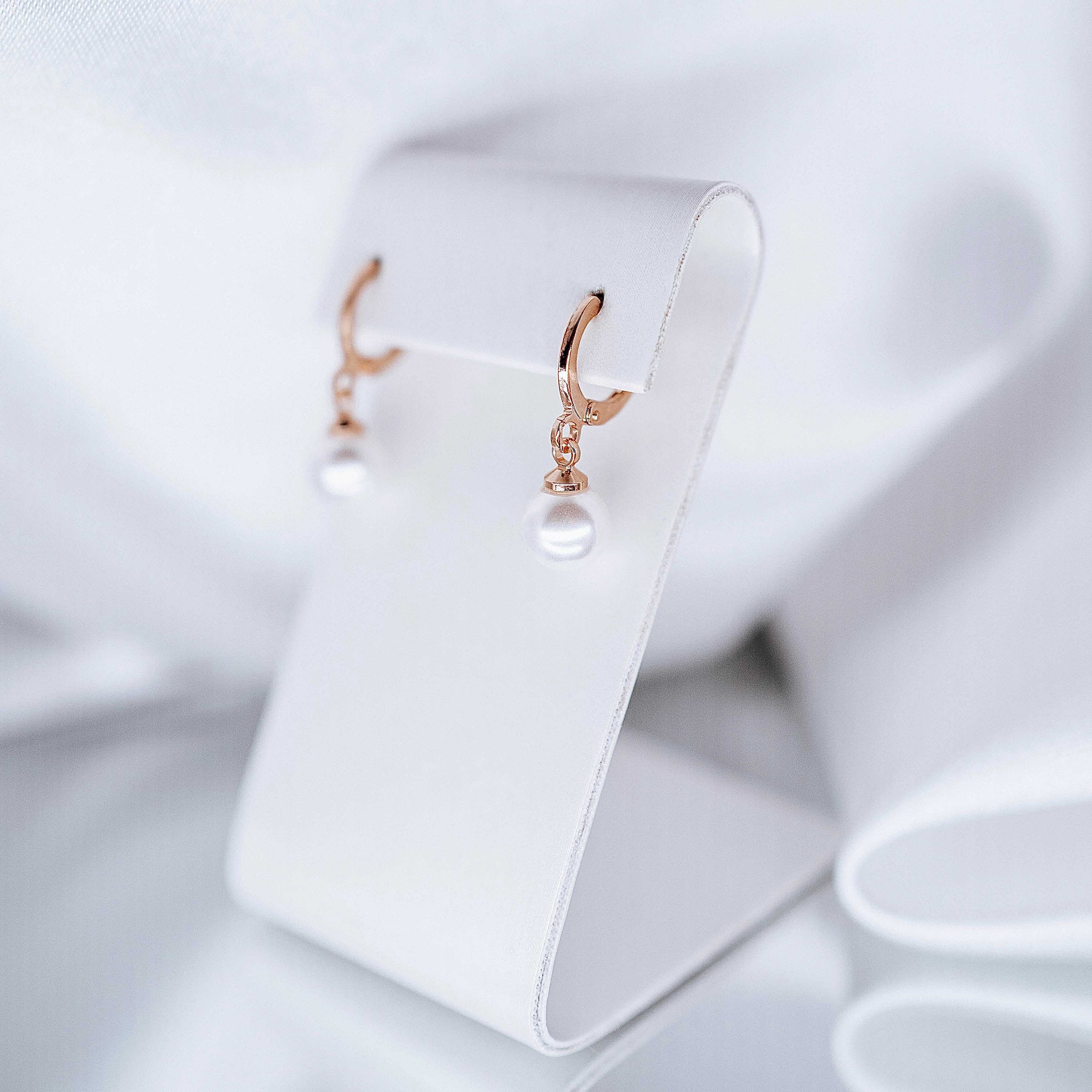 Apzeltīti auskari, neizraisa alerģiju, kvalitatīvi, neapsūbē, mitrumizturīgi. Drošs pirkums, ātra piegāde, plašs sortiments, vienkāršota atgriešana. Klasiski au…